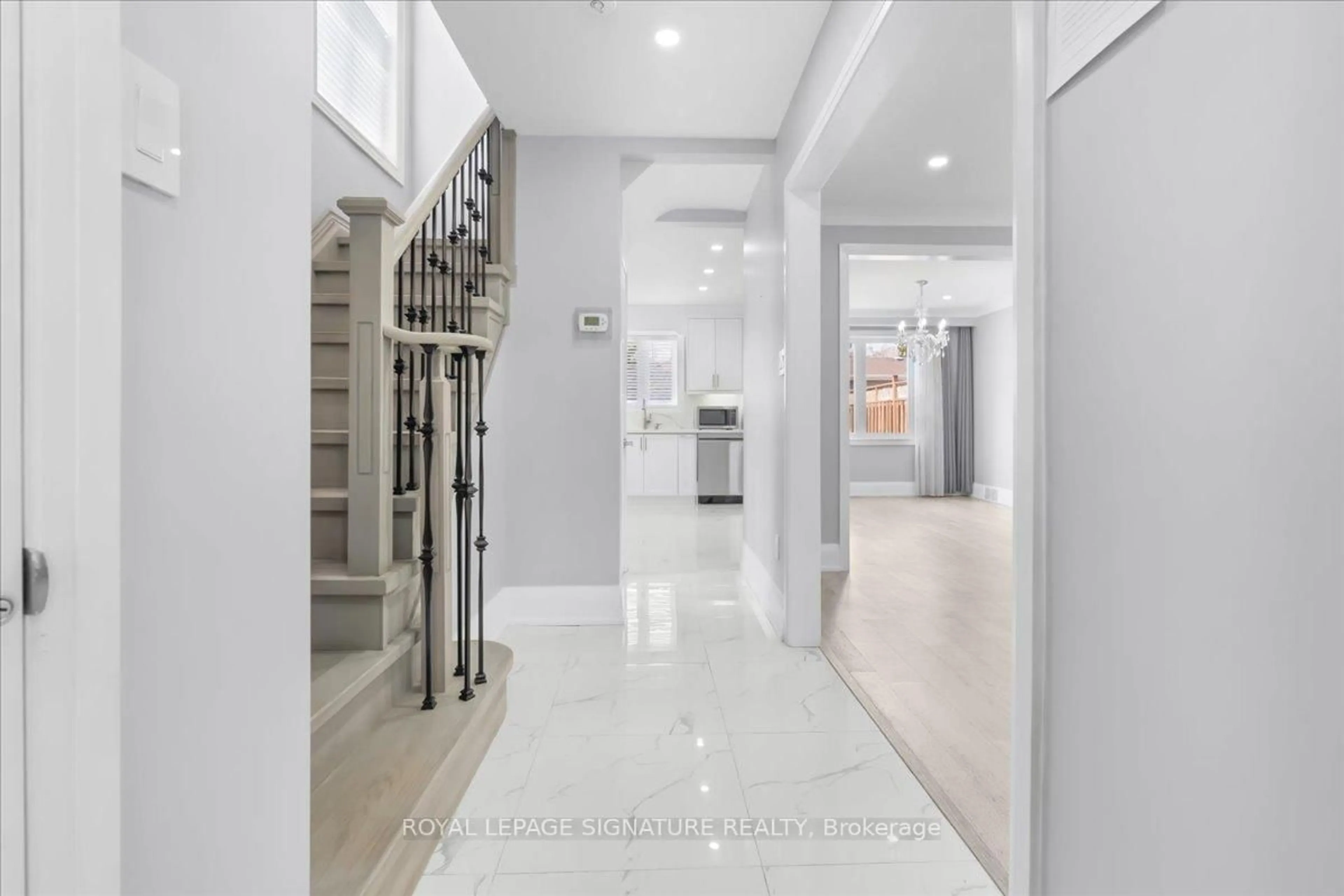 Indoor foyer for 90A Bicknell Ave, Toronto Ontario M6M 4G7