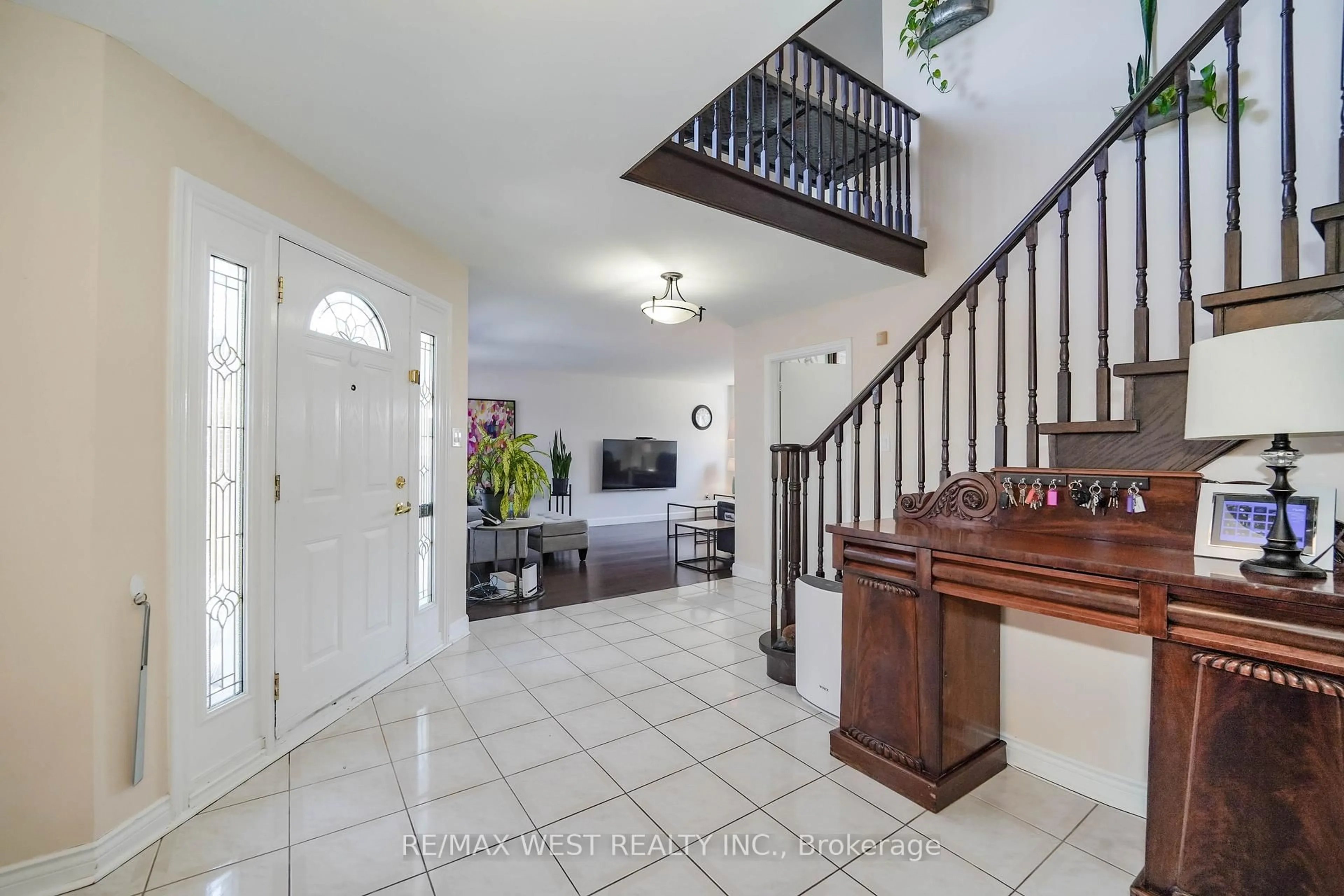 Indoor foyer for 4296 Claypine Rise, Mississauga Ontario L4W 2G6