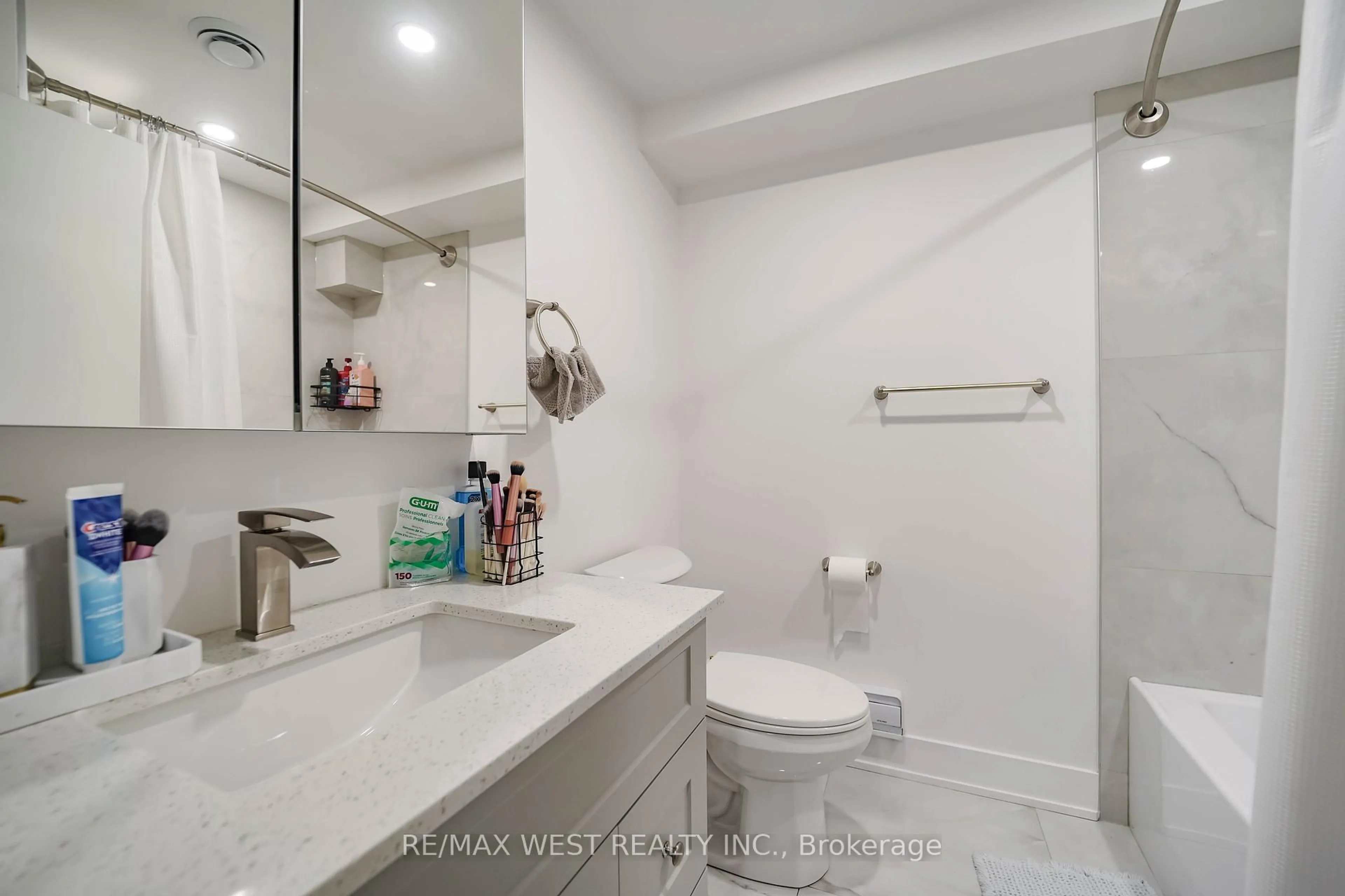 Standard bathroom, ceramic/tile floor for 4296 Claypine Rise, Mississauga Ontario L4W 2G6