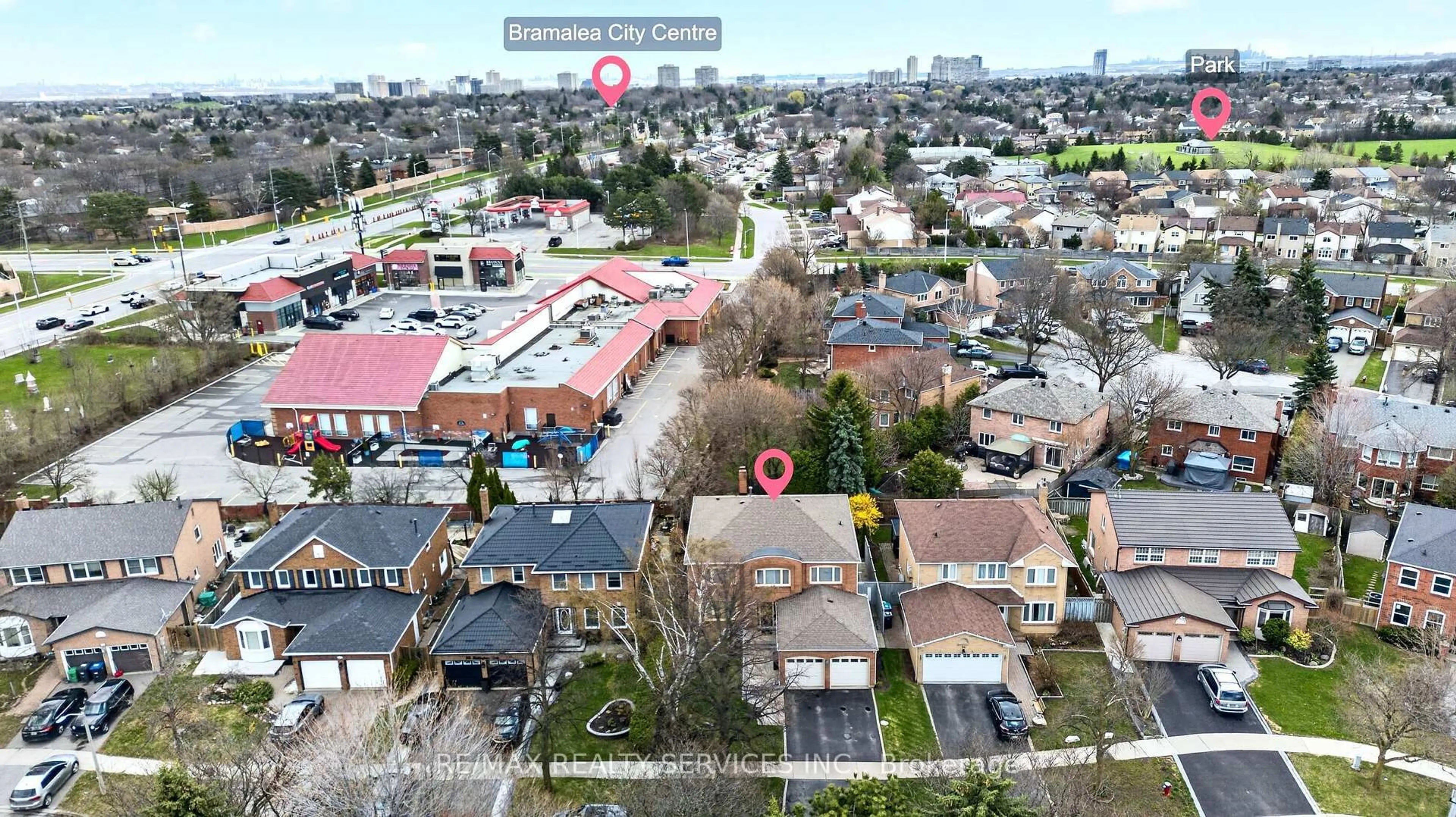 A pic from outside/outdoor area/front of a property/back of a property/a pic from drone, street for 52 Nottingham Cres, Brampton Ontario L6S 4G4