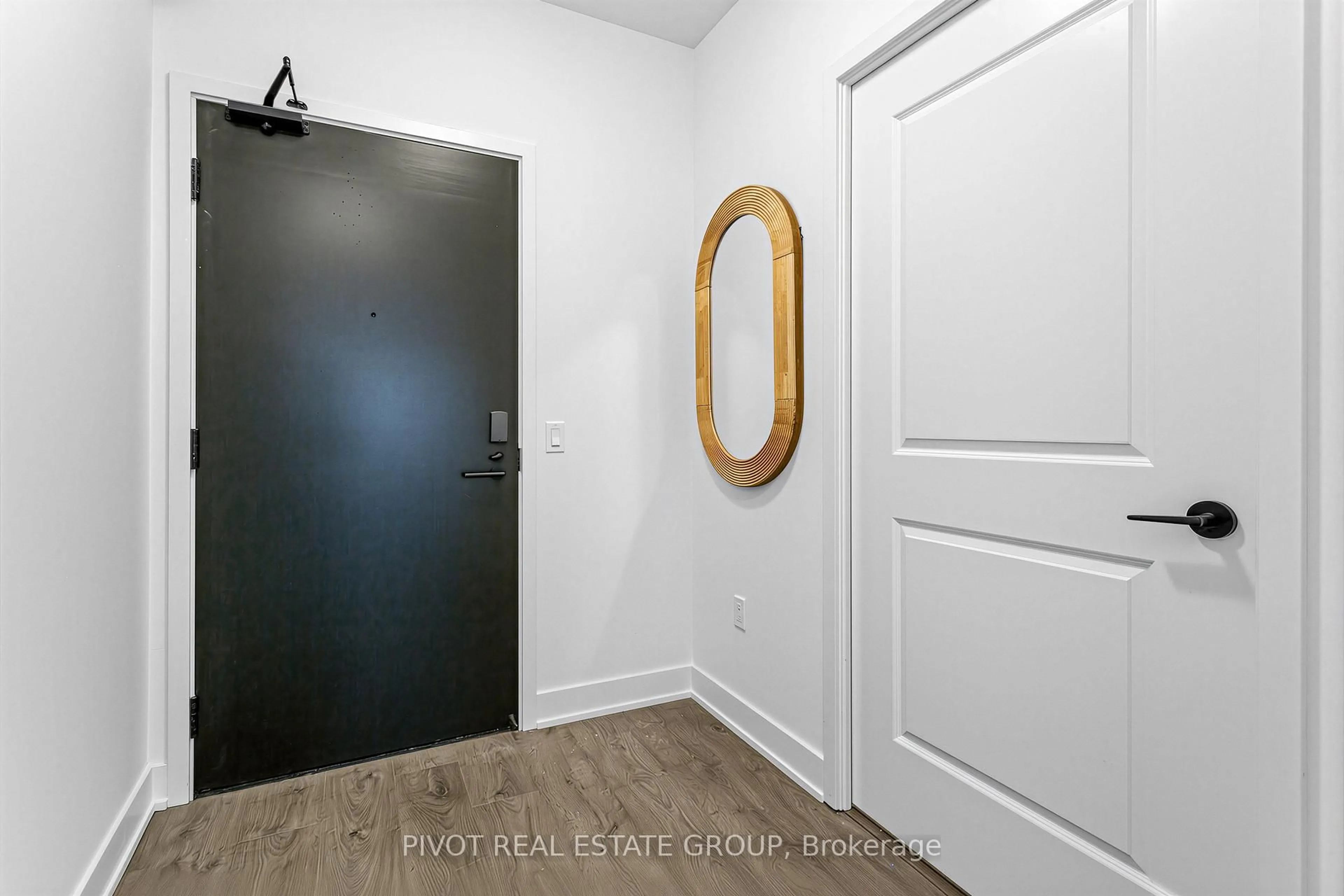 Indoor entryway for 2333 Khalsa Gate #512, Oakville Ontario L6M 0X7