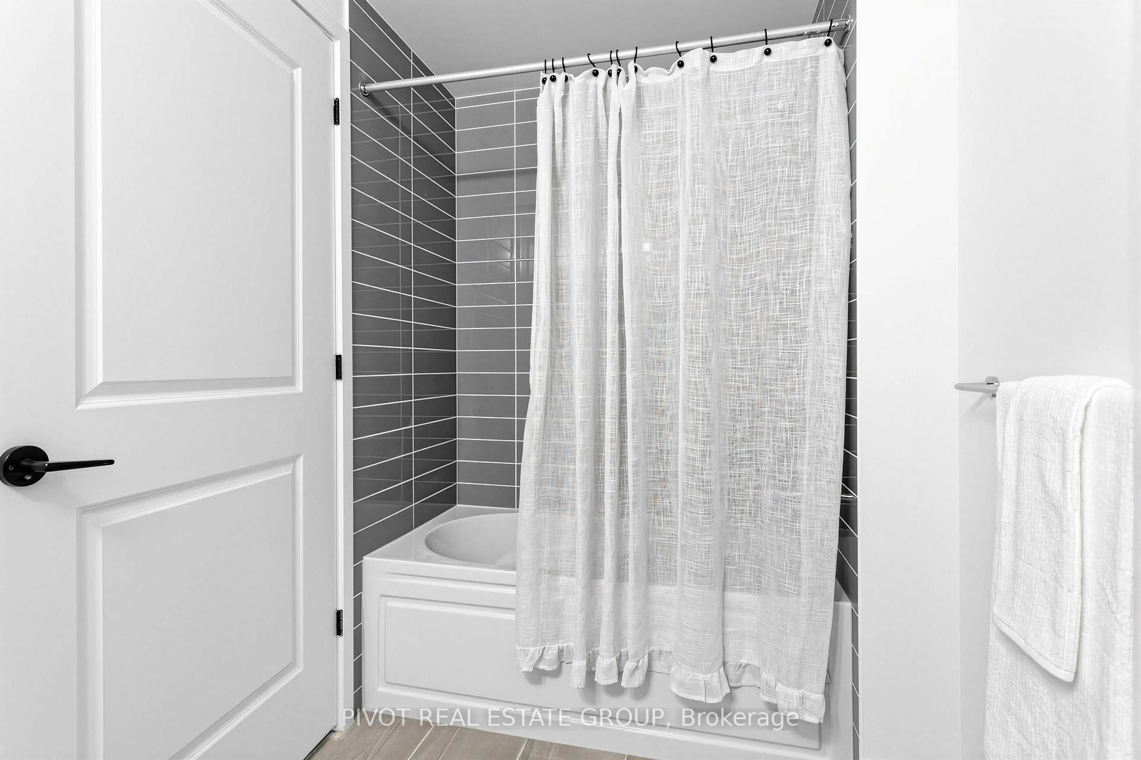 Standard bathroom, ceramic/tile floor for 2333 Khalsa Gate #512, Oakville Ontario L6M 0X7