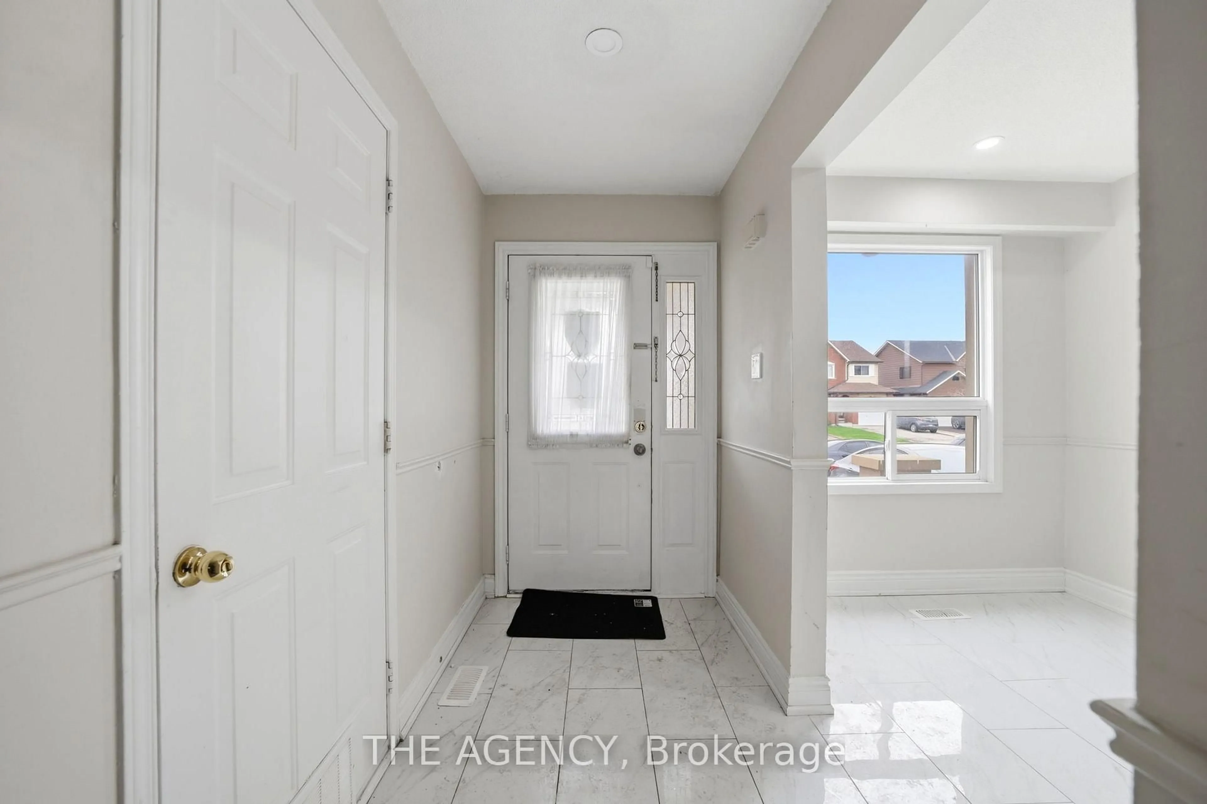 Indoor entryway for 416 Hansen Rd, Brampton Ontario L6V 3P7