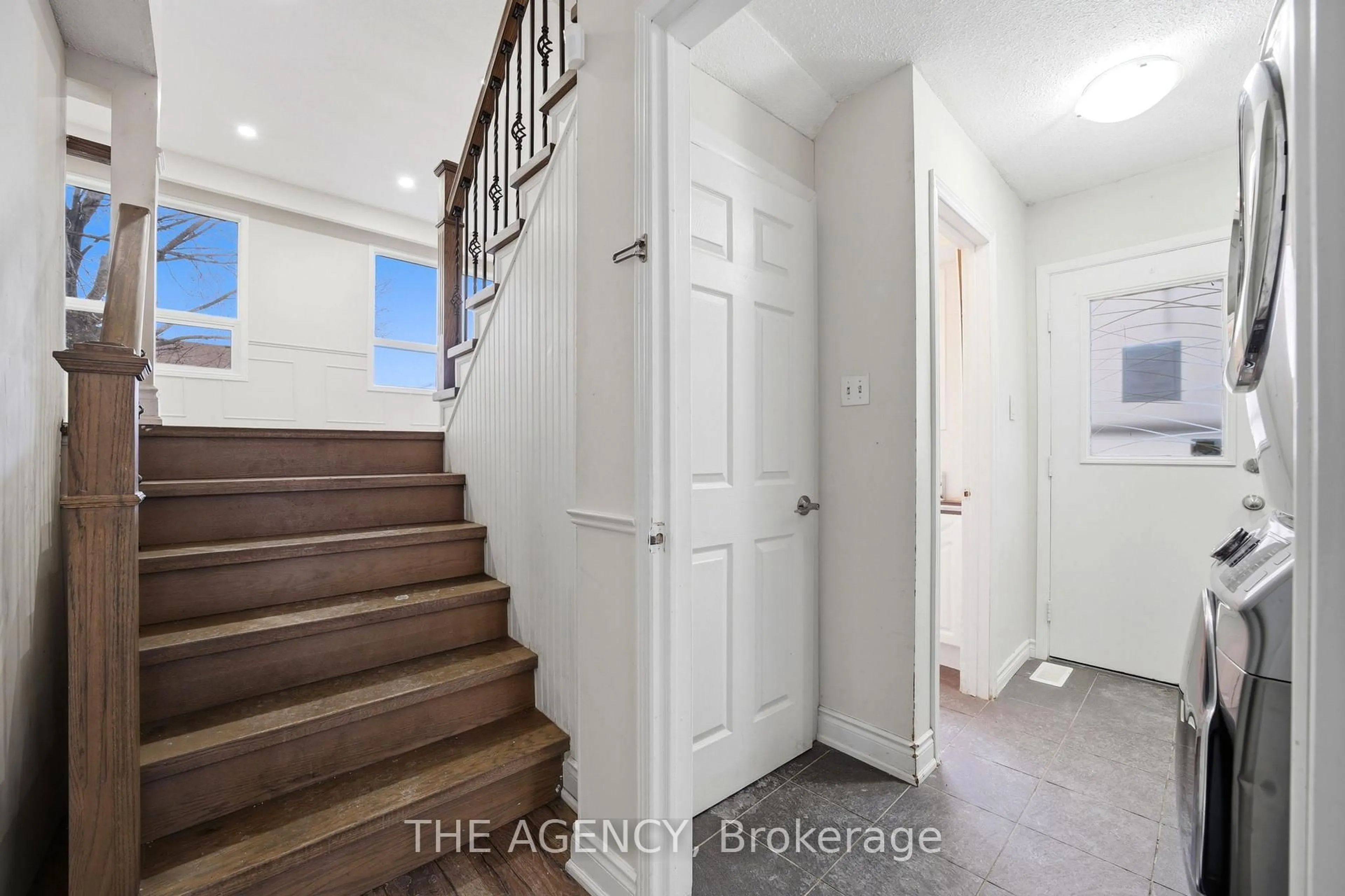 Indoor entryway for 416 Hansen Rd, Brampton Ontario L6V 3P7