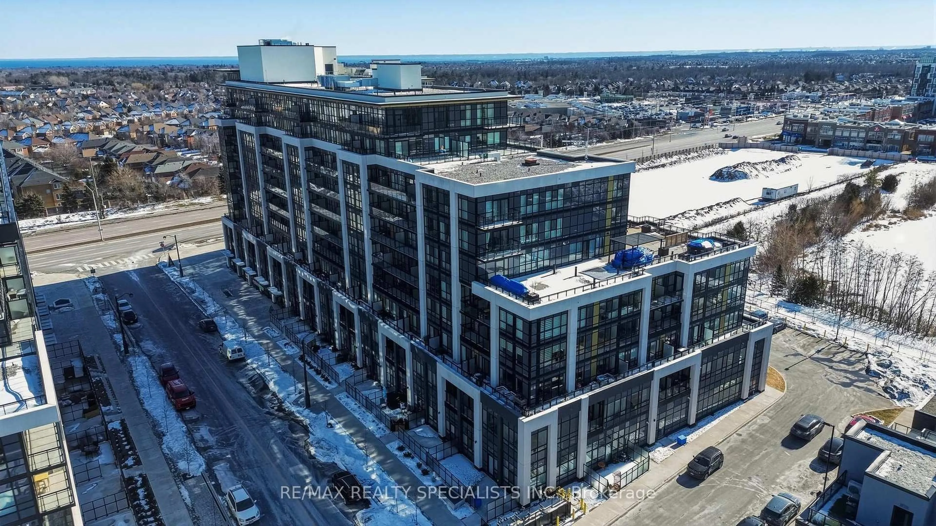 A pic from outside/outdoor area/front of a property/back of a property/a pic from drone, building for 405 Dundas St #314, Oakville Ontario L6M 5P9