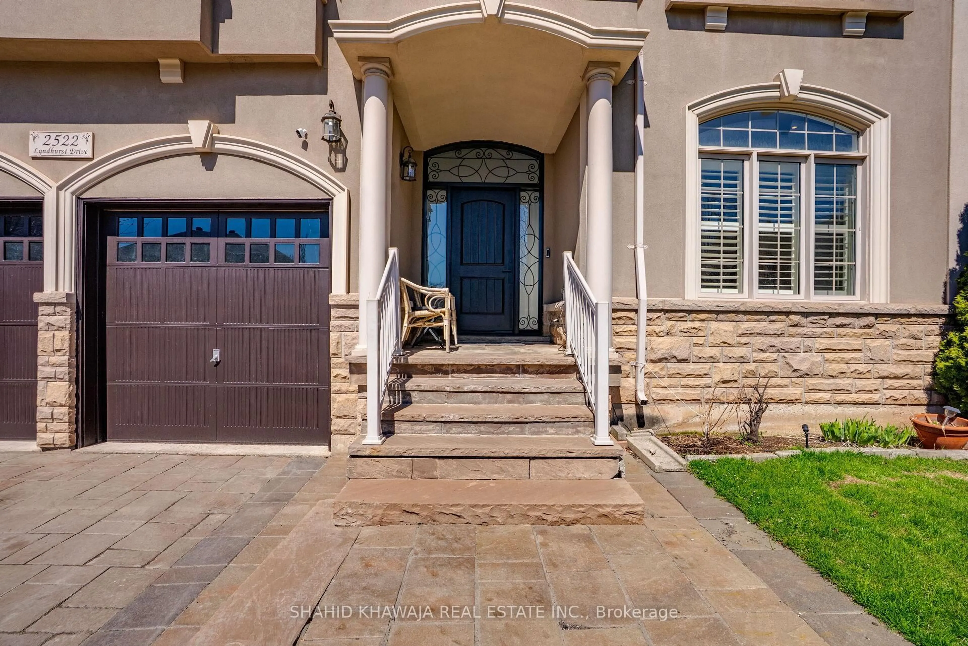Indoor entryway for 2522 Lyndhurst Dr, Oakville Ontario L6H 7W3