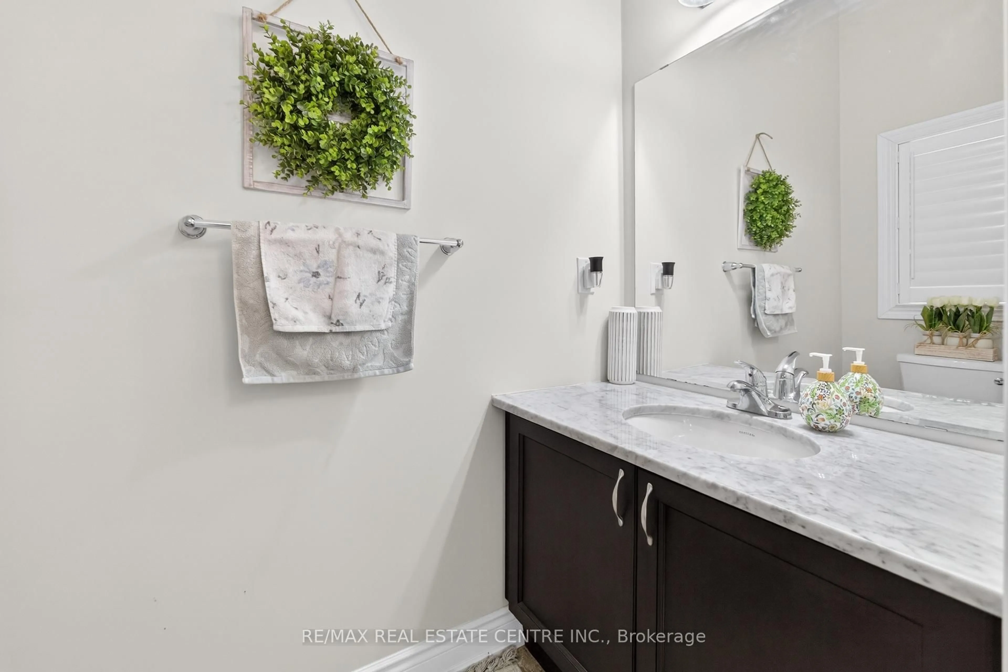 Contemporary bathroom, ceramic/tile floor for 15 Provost Tr, Brampton Ontario L6Y 6E7