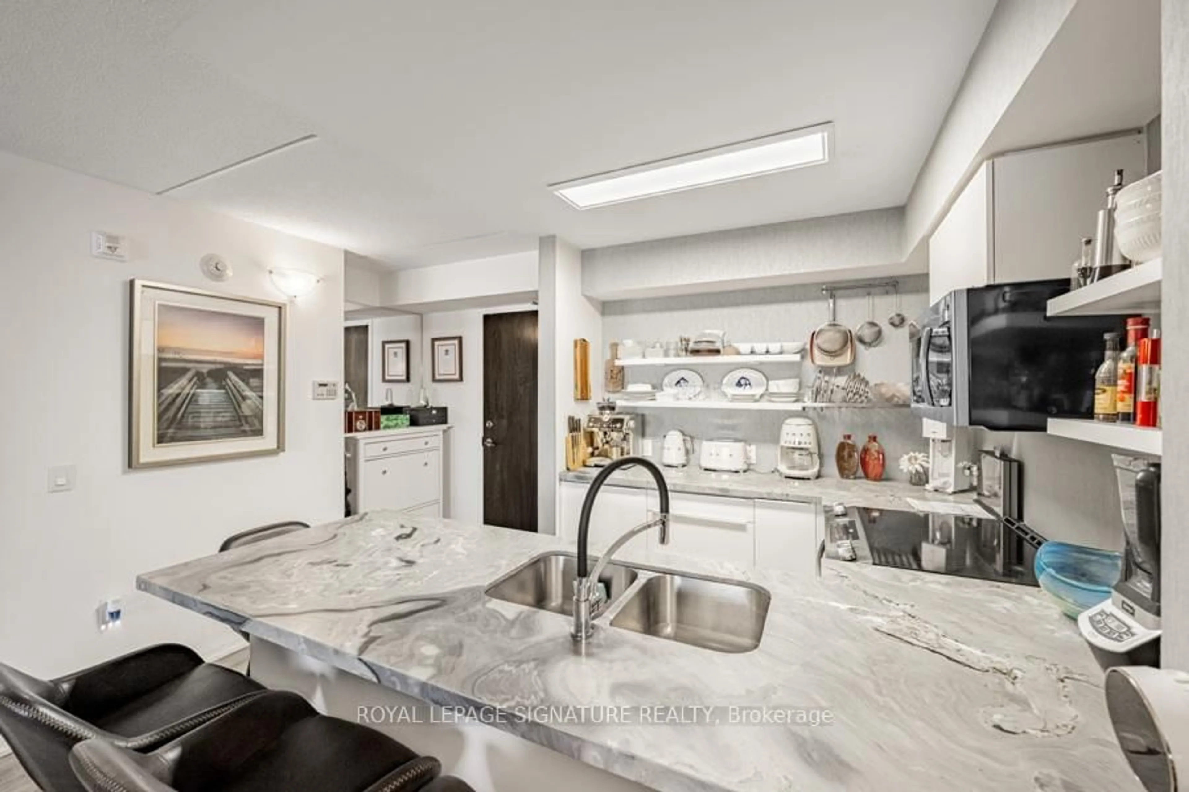 Contemporary kitchen, ceramic/tile floor for 30 VIA ROSEDALE #316, Brampton Ontario L6R 3Z9