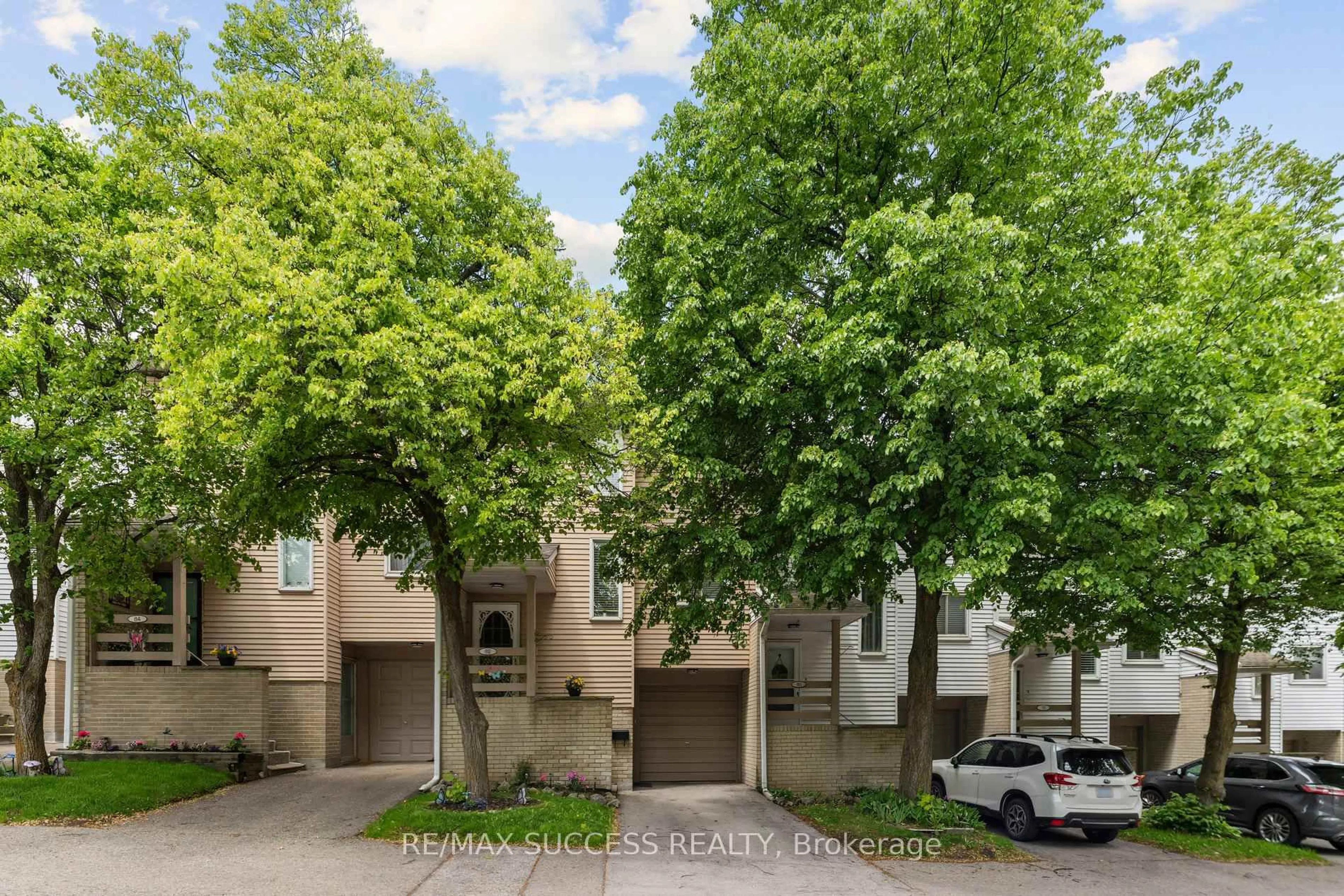 A pic from outside/outdoor area/front of a property/back of a property/a pic from drone, street for 82 Lynden Circ, Halton Hills Ontario L7G 4Y8
