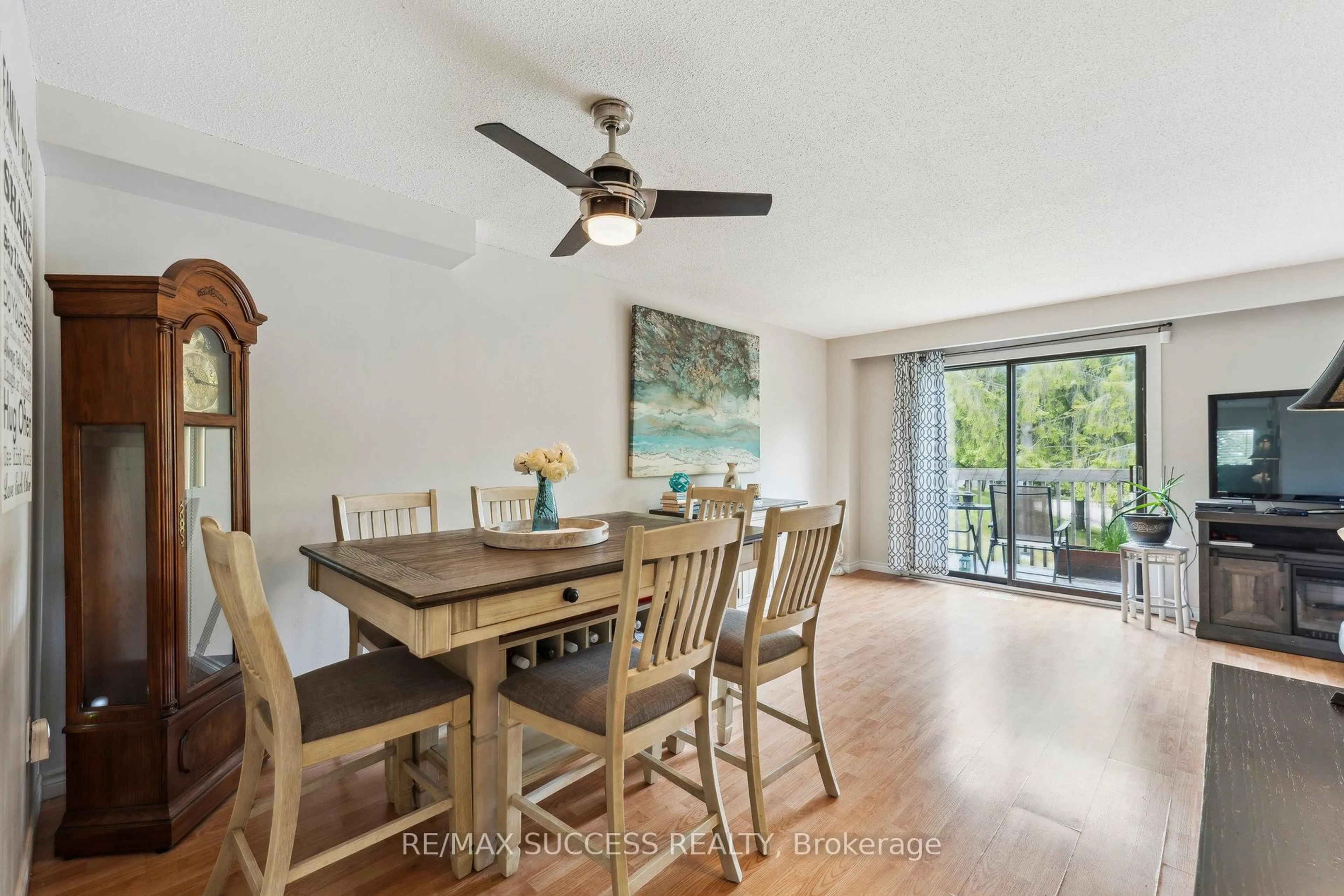 Dining room, wood/laminate floor for 82 Lynden Circ, Halton Hills Ontario L7G 4Y8