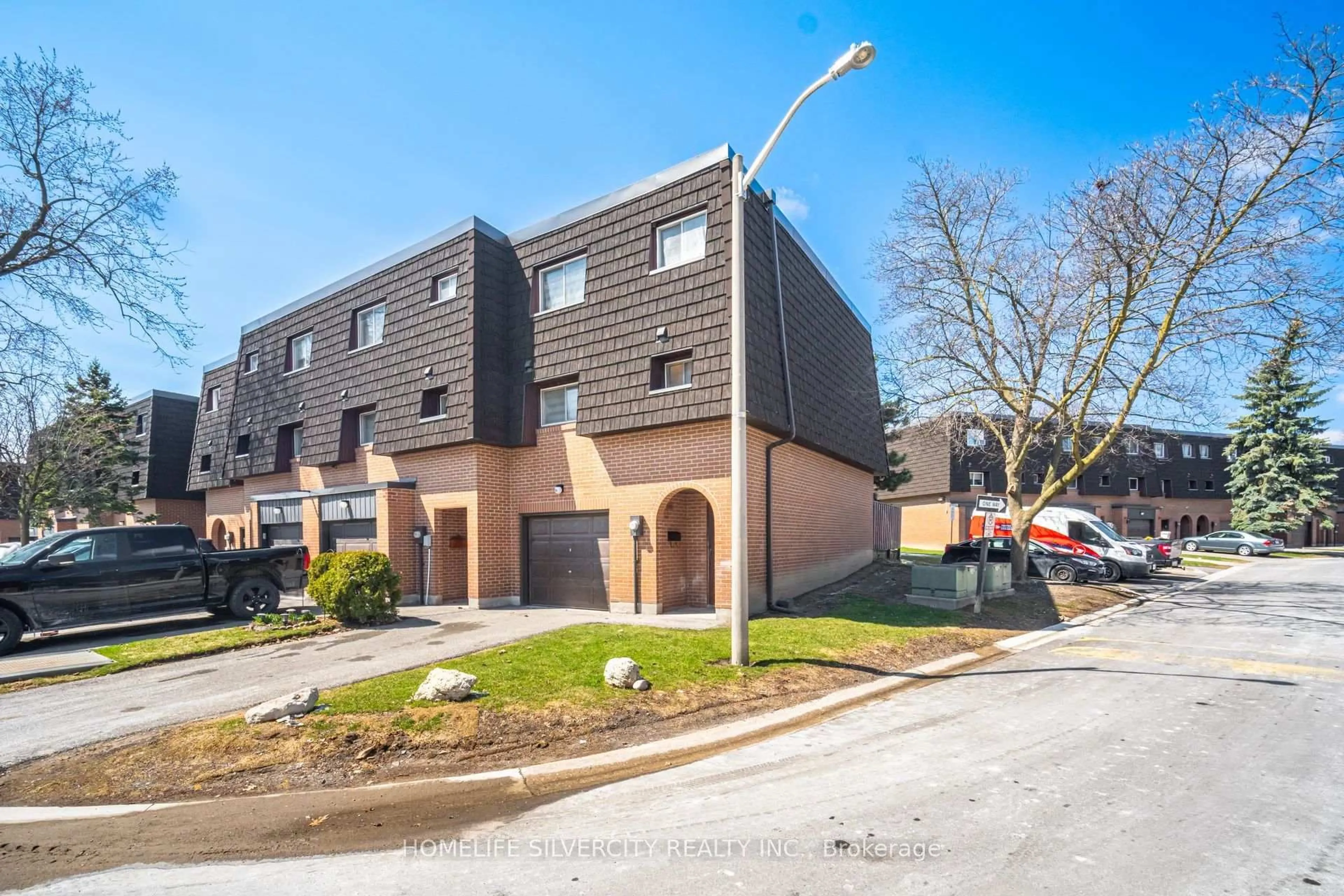 A pic from outside/outdoor area/front of a property/back of a property/a pic from drone, street for 79 Darras Crt, Brampton Ontario L6T 1W7