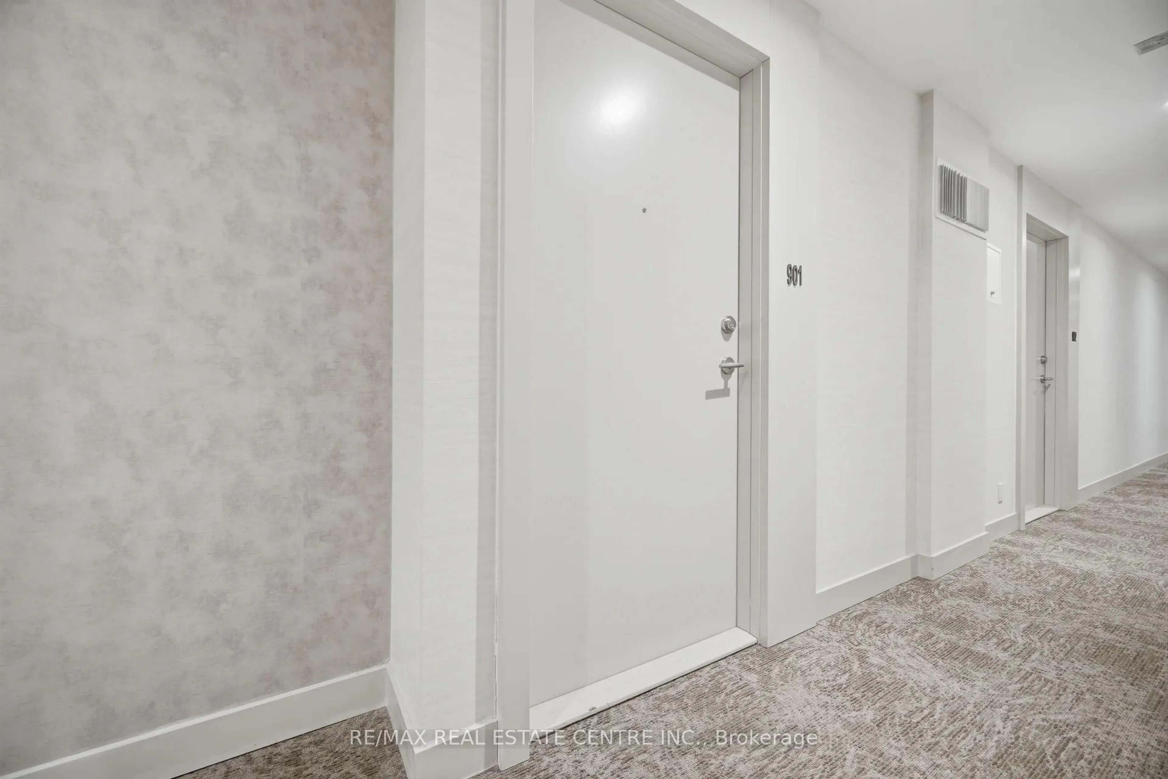 Indoor entryway for 215 Veterans Dr #901, Brampton Ontario L7A 5L6