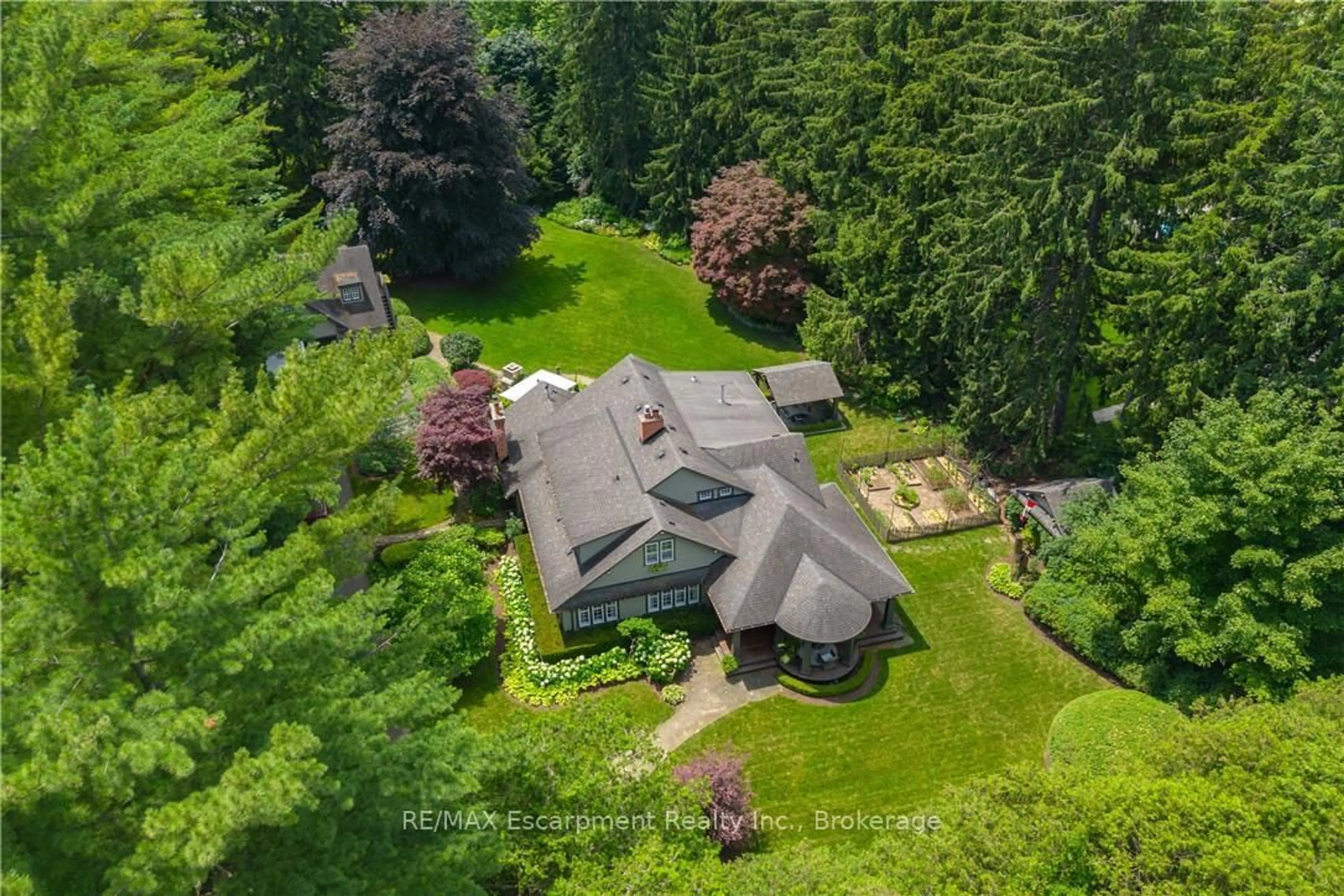 A pic from outside/outdoor area/front of a property/back of a property/a pic from drone, unknown for 2055 Lakeshore Rd, Oakville Ontario L6J 1M4