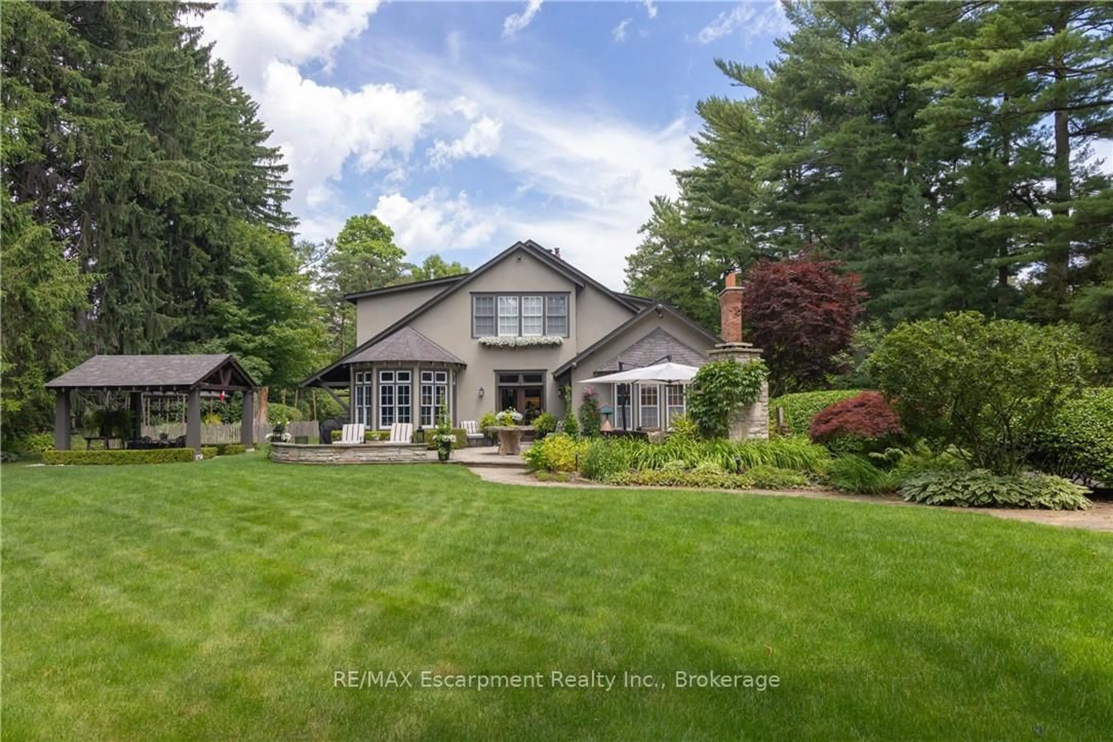 A pic from outside/outdoor area/front of a property/back of a property/a pic from drone, unknown for 2055 Lakeshore Rd, Oakville Ontario L6J 1M4