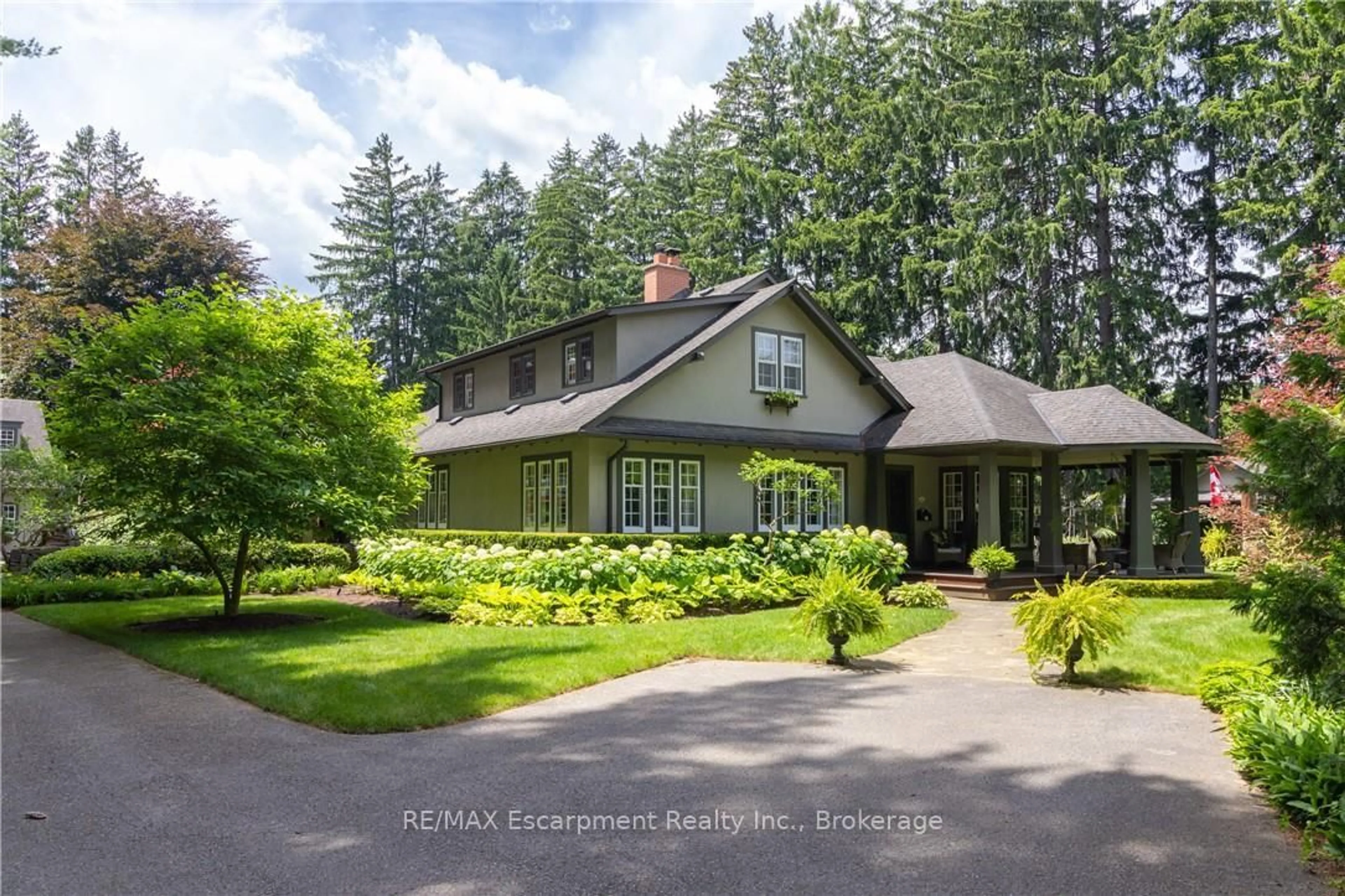 A pic from outside/outdoor area/front of a property/back of a property/a pic from drone, street for 2055 Lakeshore Rd, Oakville Ontario L6J 1M4