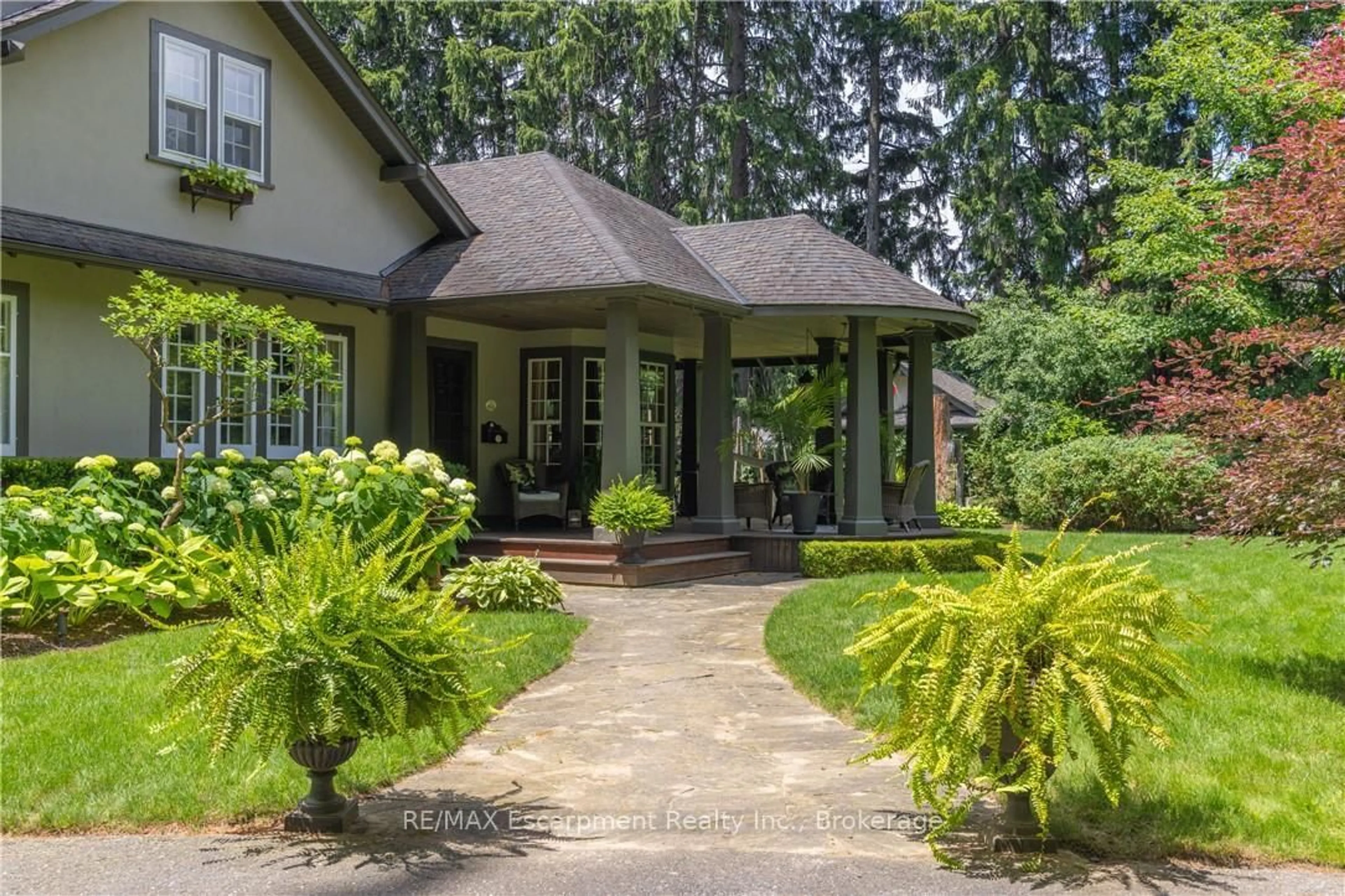 Unknown for 2055 Lakeshore Rd, Oakville Ontario L6J 1M4