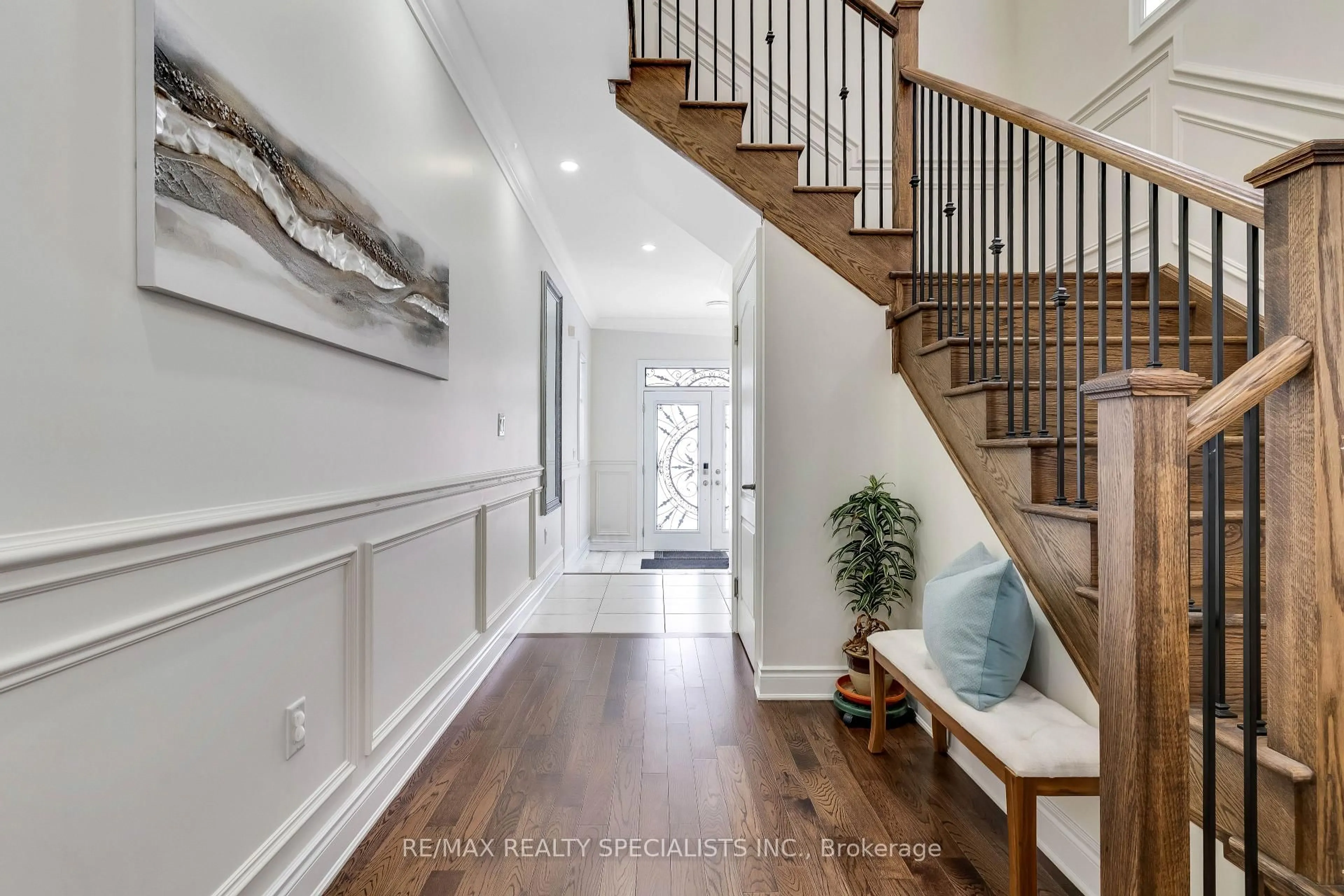 Indoor entryway for 602 Queen Mary Dr, Brampton Ontario L7A 5H4