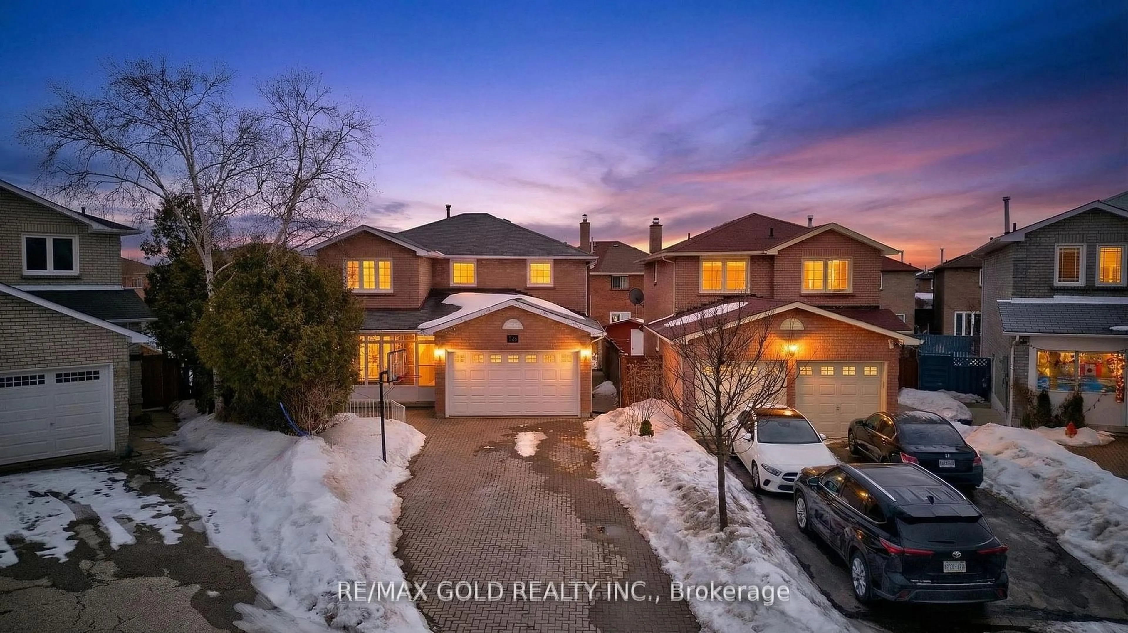 A pic from outside/outdoor area/front of a property/back of a property/a pic from drone, street for 16 Rodwell Crt, Brampton Ontario L6Y 4G7