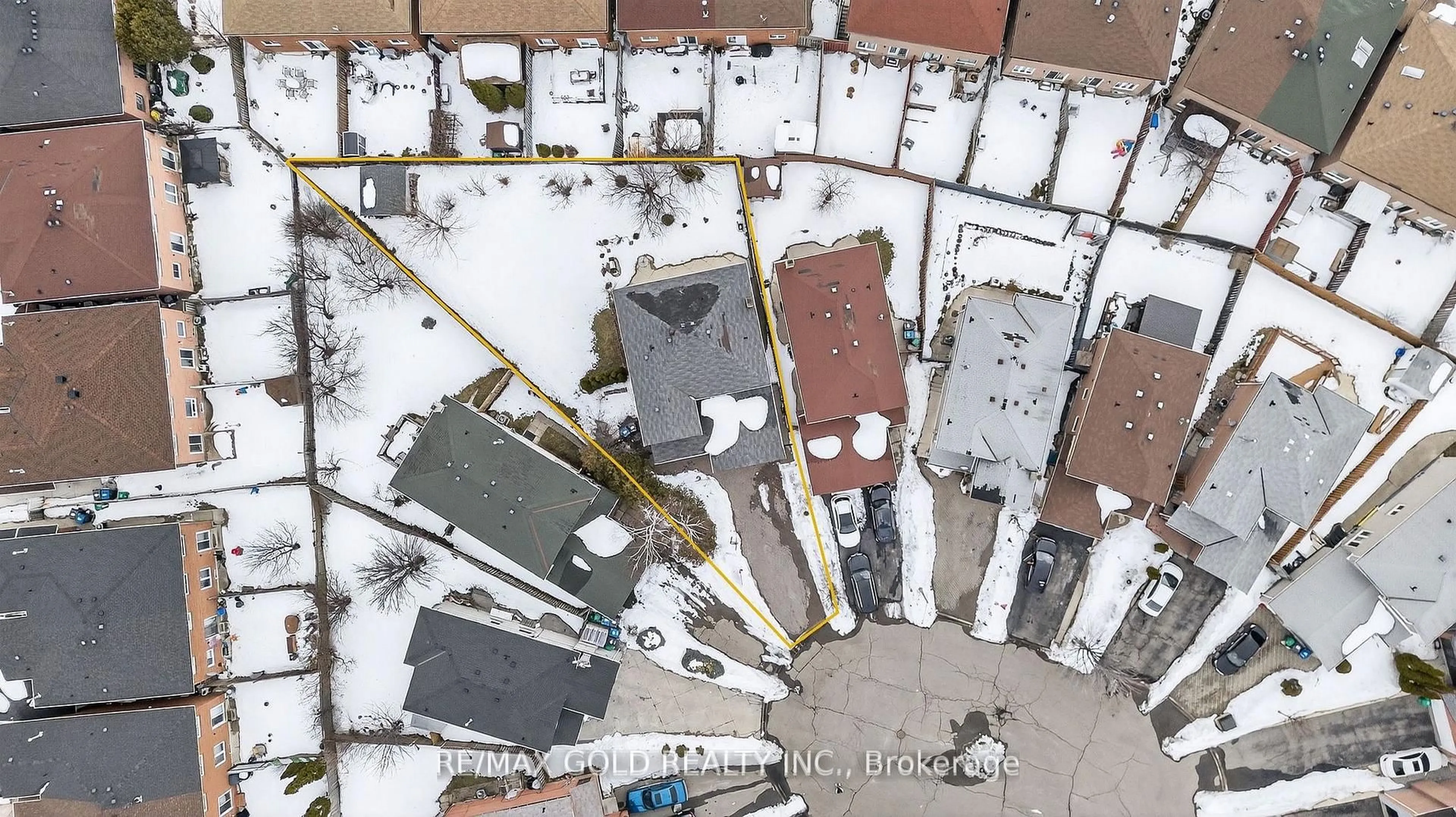 A pic from outside/outdoor area/front of a property/back of a property/a pic from drone, street for 16 Rodwell Crt, Brampton Ontario L6Y 4G7