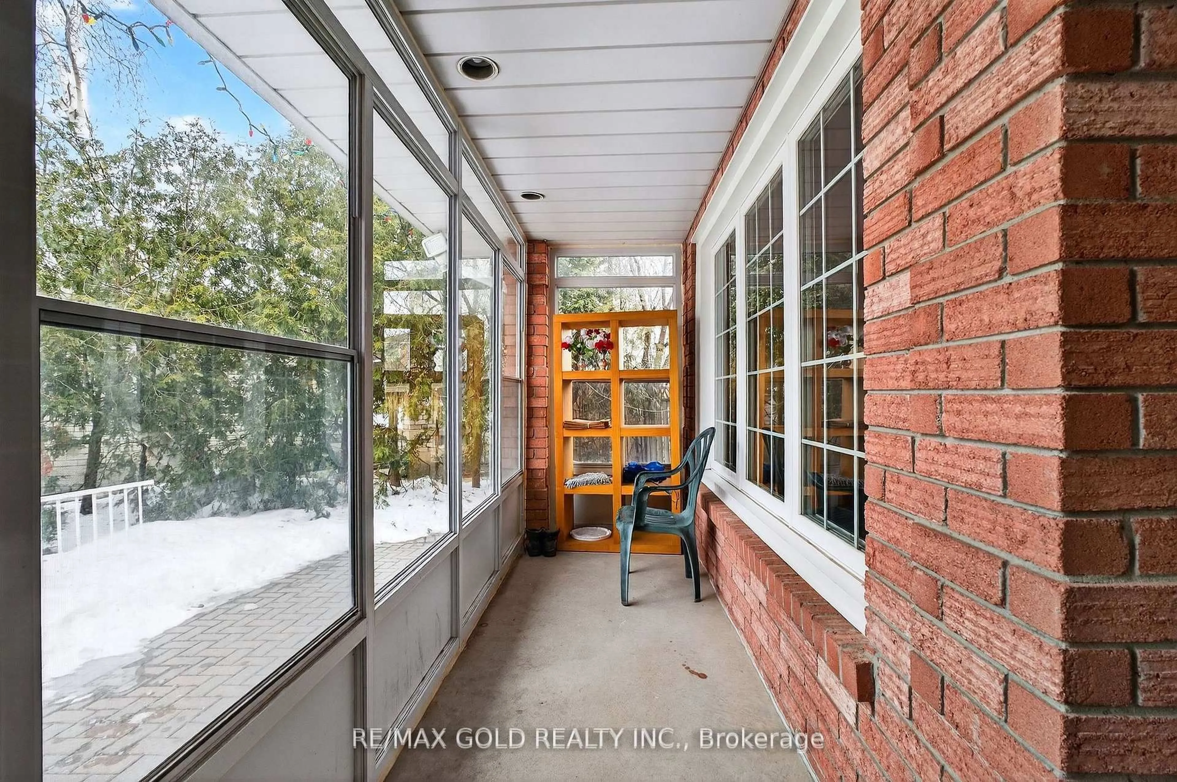 Indoor entryway for 16 Rodwell Crt, Brampton Ontario L6Y 4G7