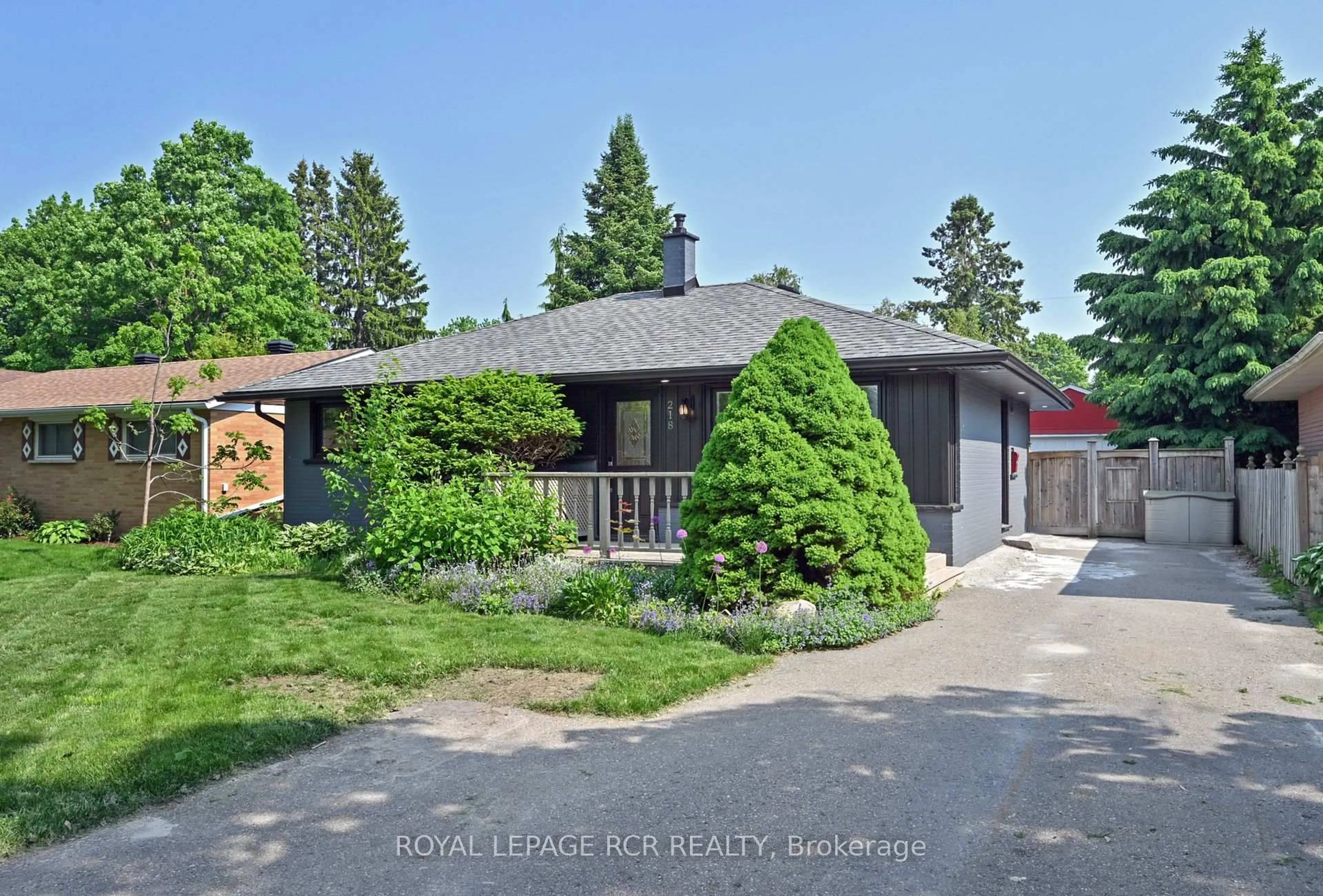 A pic from outside/outdoor area/front of a property/back of a property/a pic from drone, street for 218 Elizabeth St, Orangeville Ontario L9W 1C8