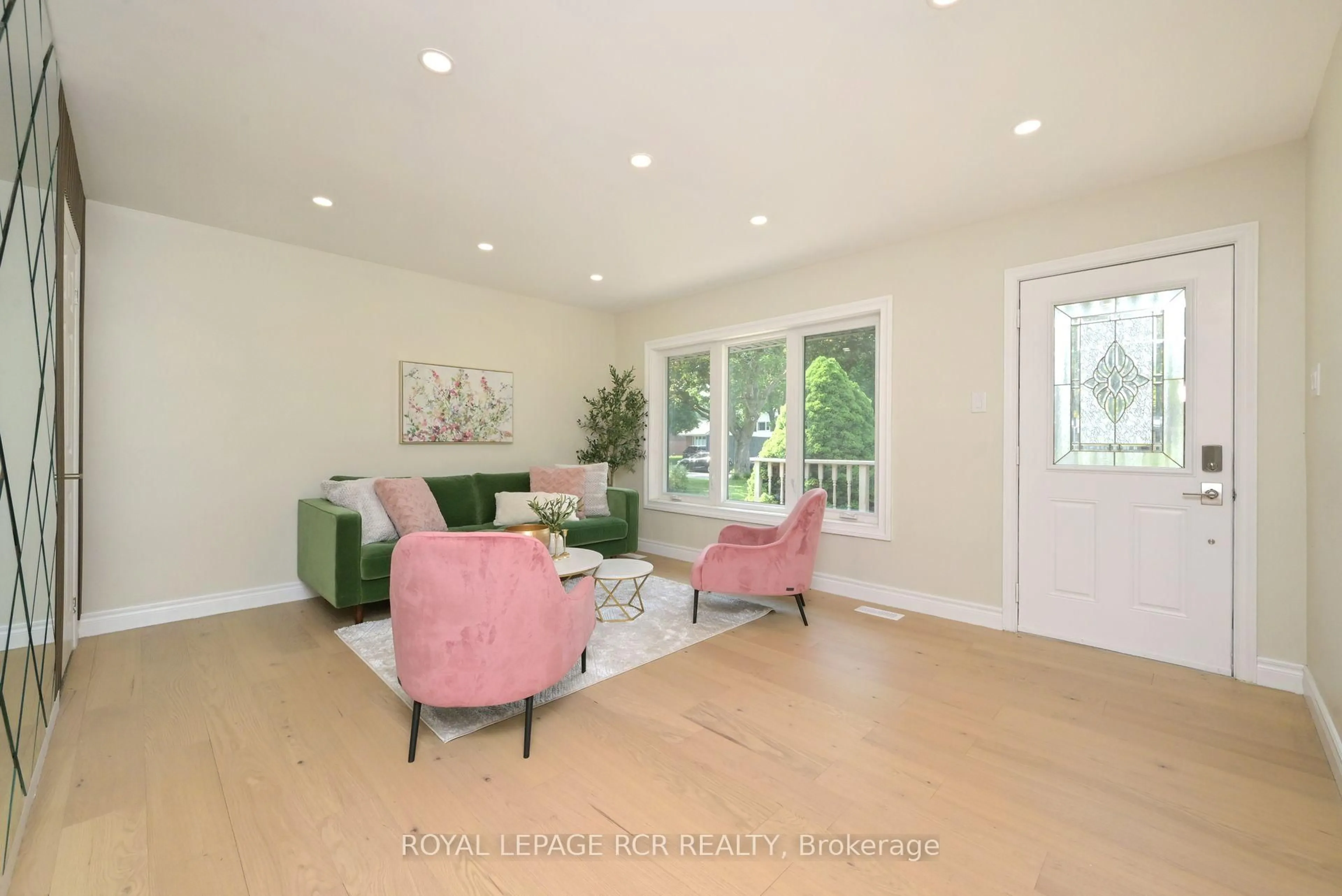 Living room with furniture, wood/laminate floor for 218 Elizabeth St, Orangeville Ontario L9W 1C8