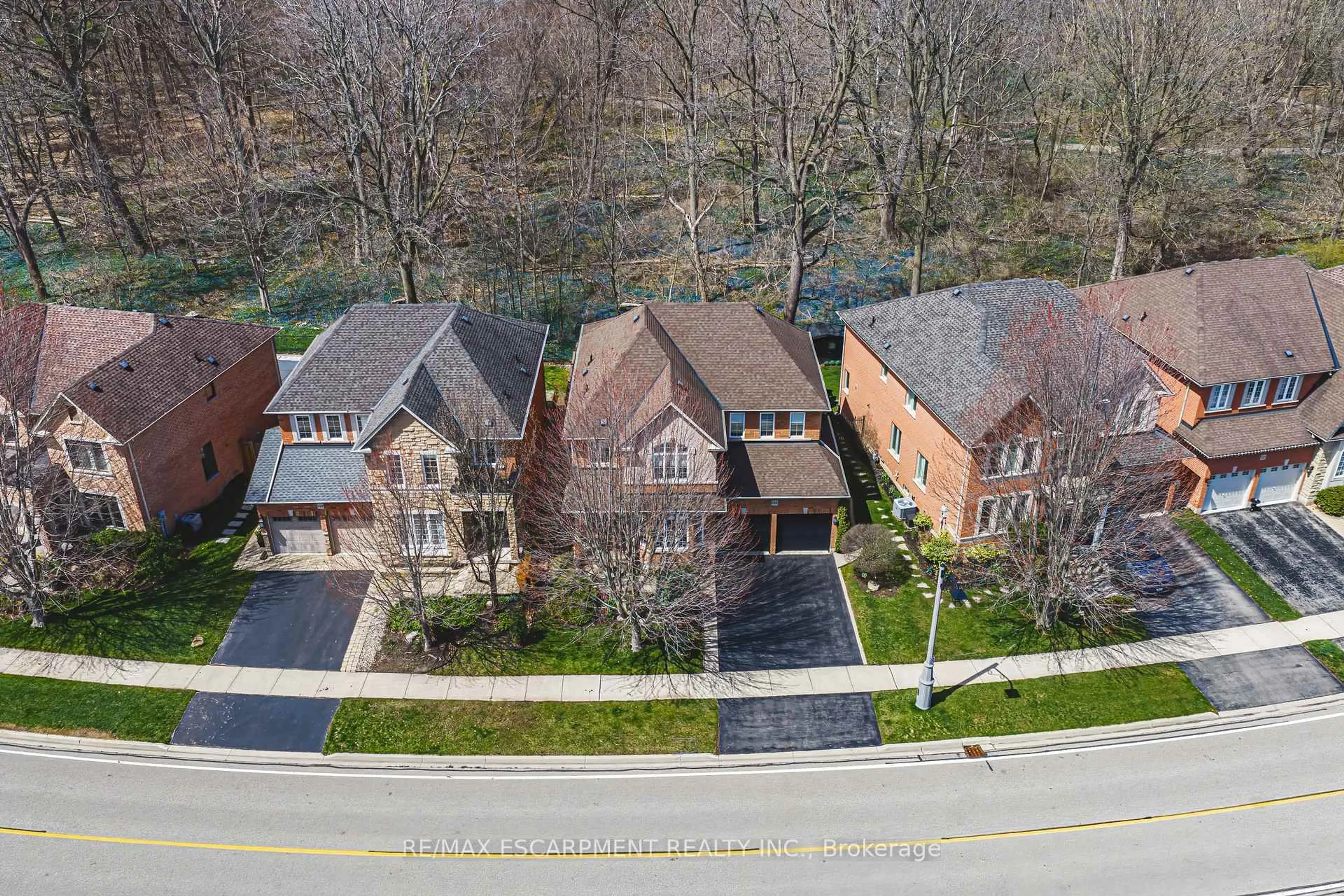 A pic from outside/outdoor area/front of a property/back of a property/a pic from drone, street for 125 Creek Path Ave, Oakville Ontario L6L 6T3
