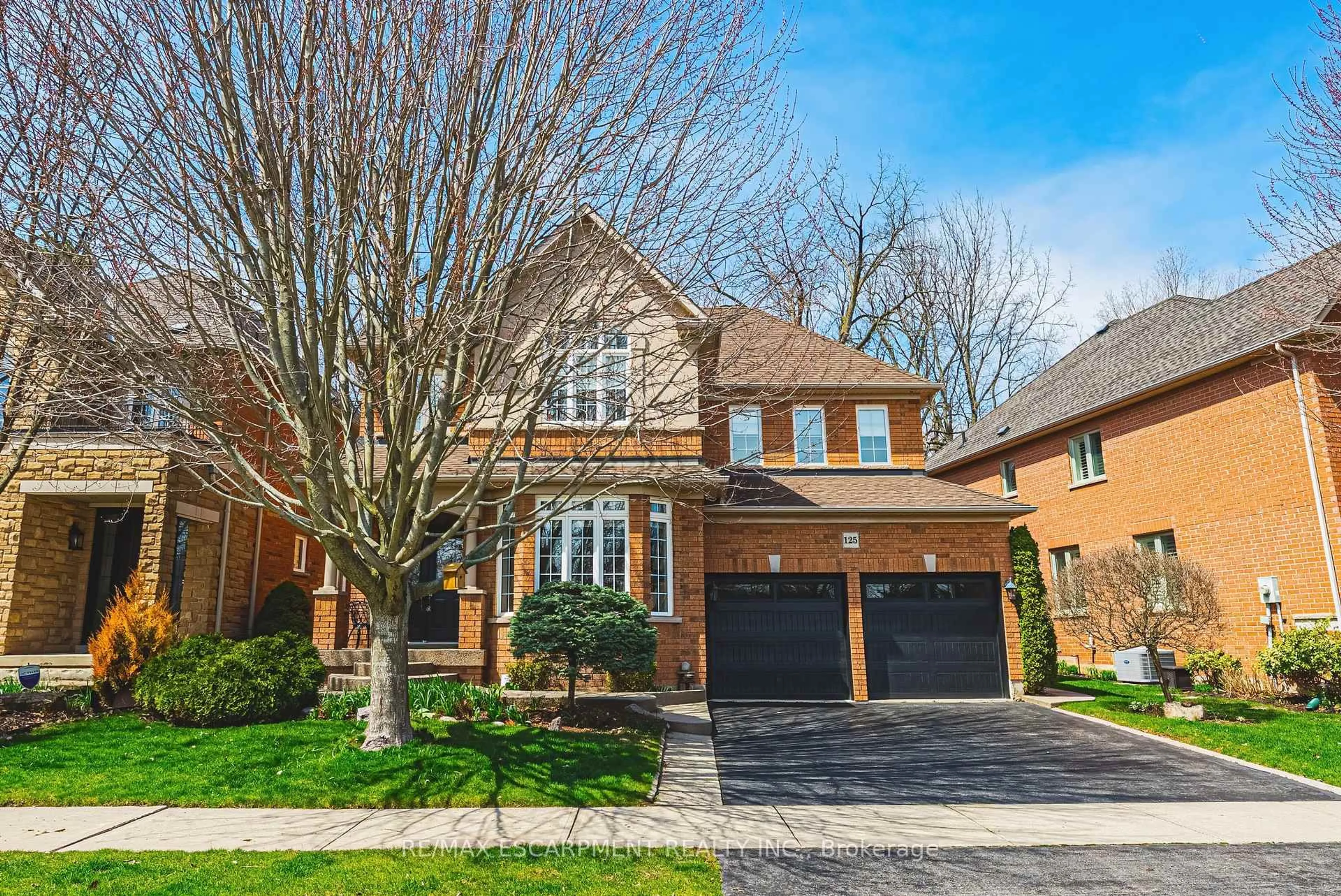 Home with brick exterior material, street for 125 Creek Path Ave, Oakville Ontario L6L 6T3
