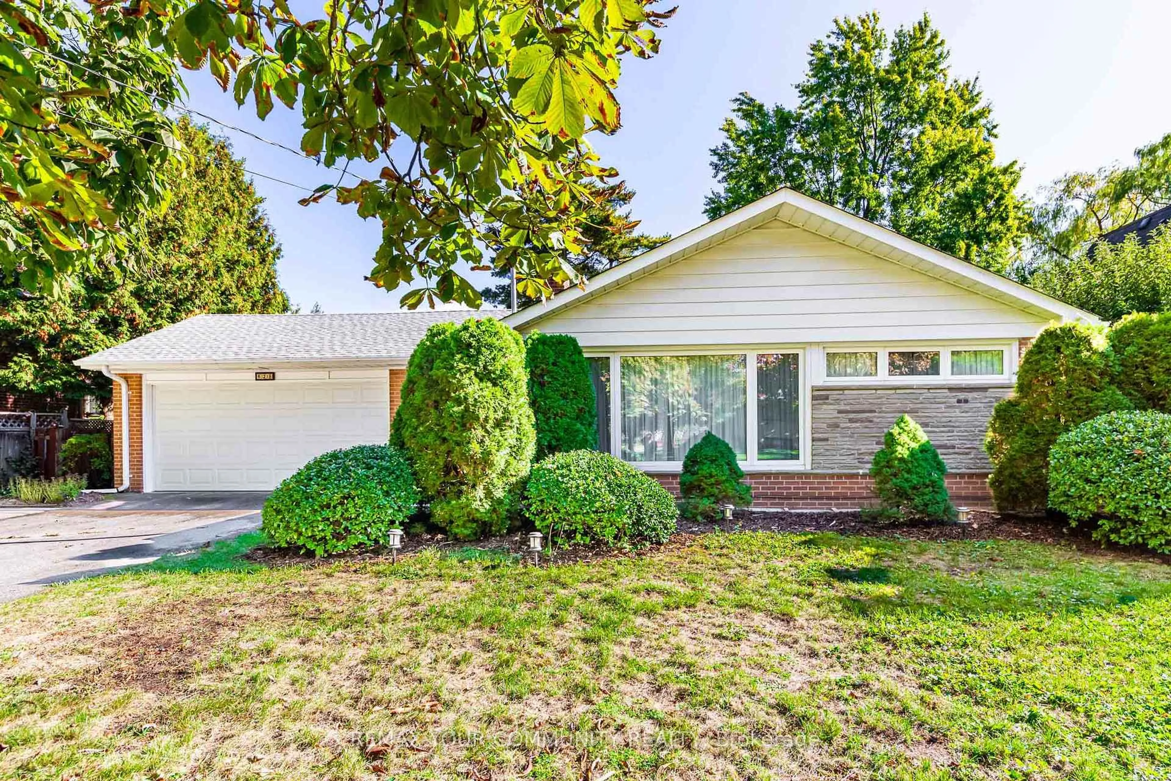 Home with vinyl exterior material, street for 628 Shenandoah Dr, Mississauga Ontario L5H 1V9