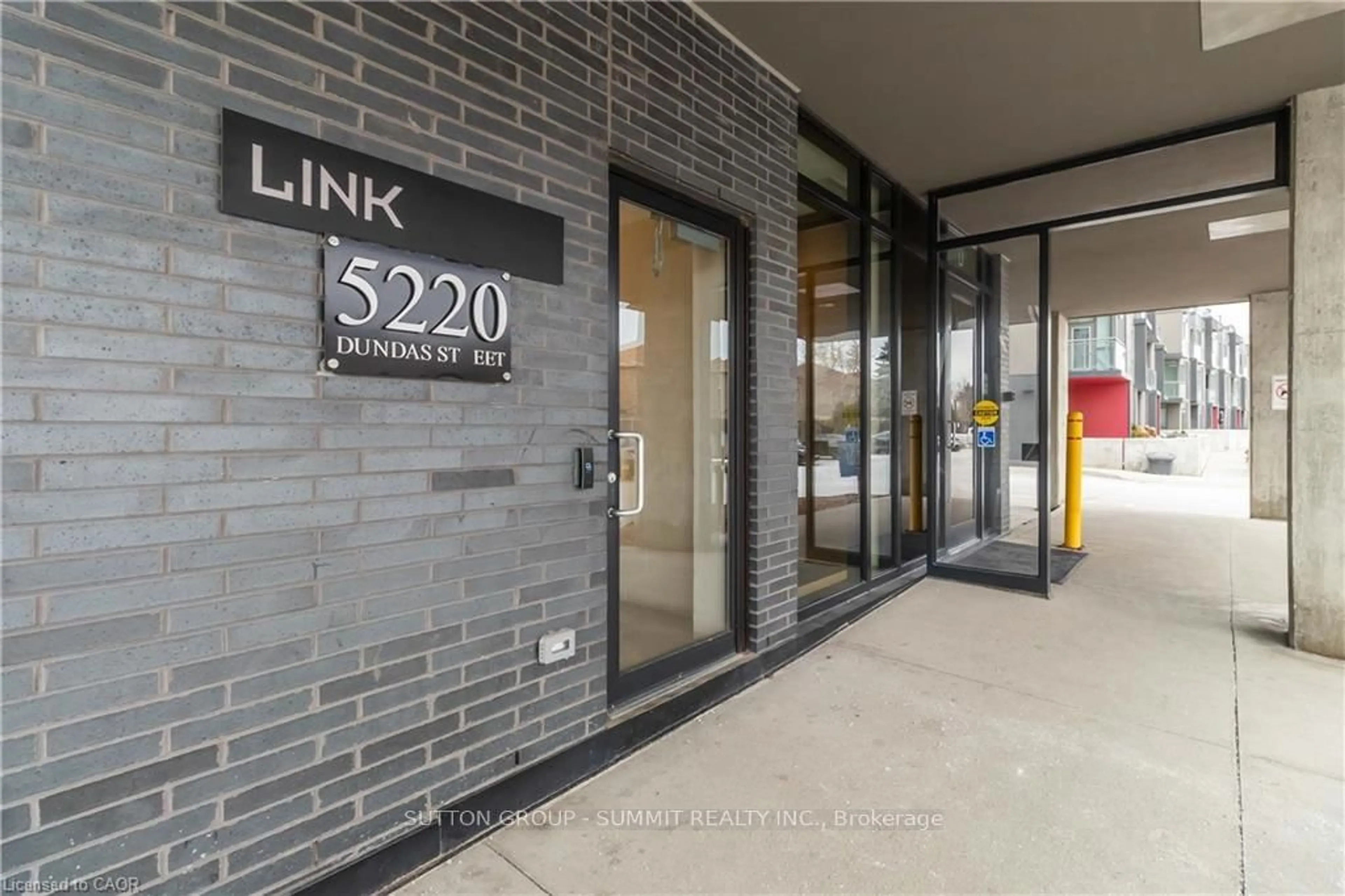 Indoor foyer for 5220 Dundas St #D422, Burlington Ontario L7L 0J4