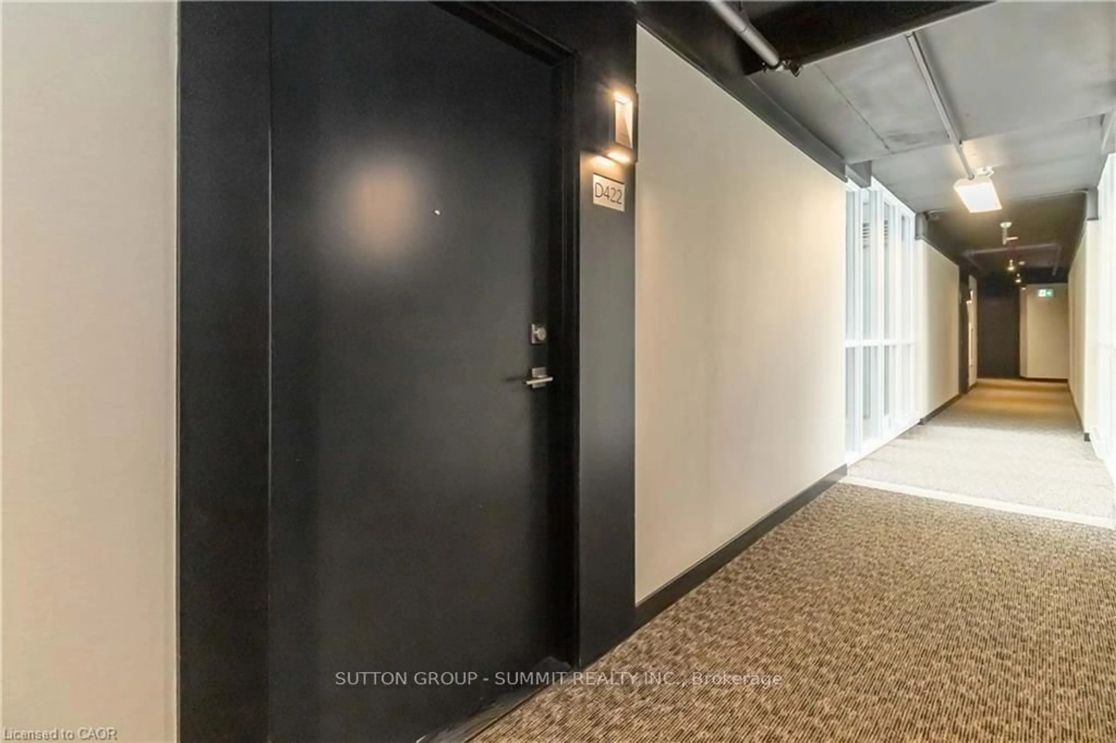 Indoor foyer for 5220 Dundas St #D422, Burlington Ontario L7L 0J4