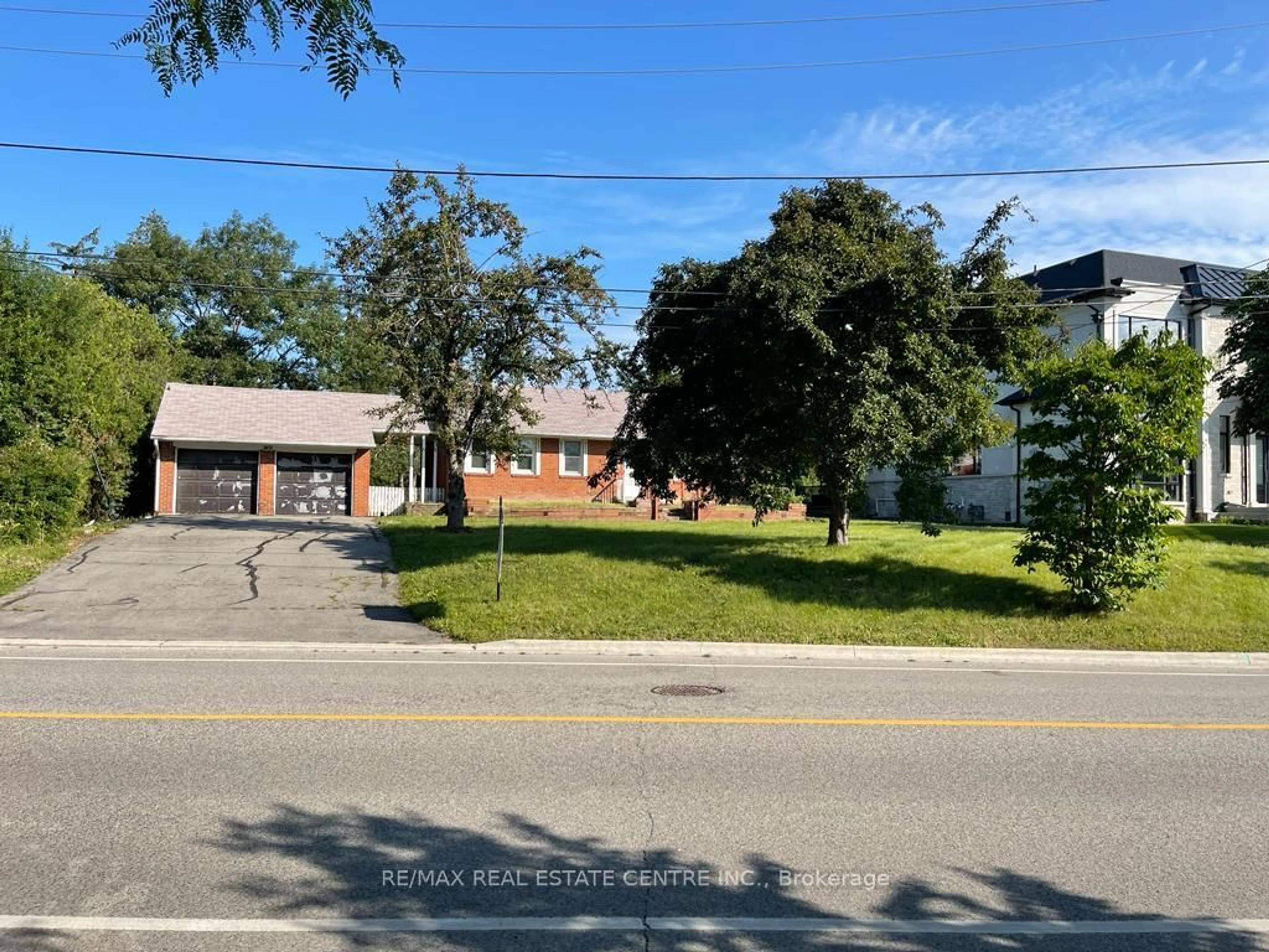 A pic from outside/outdoor area/front of a property/back of a property/a pic from drone, street for 2431 Thorn Lodge Dr, Mississauga Ontario L5K 1K8