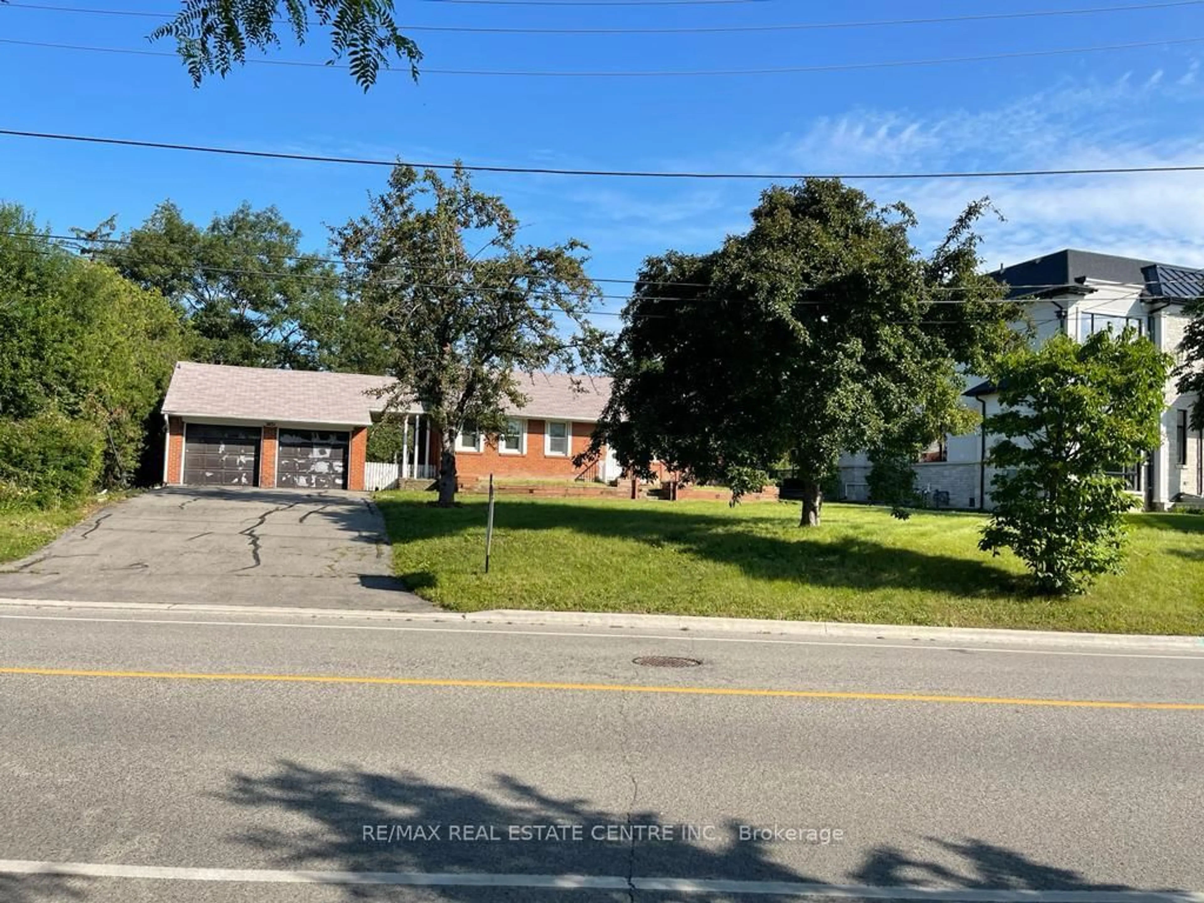 A pic from outside/outdoor area/front of a property/back of a property/a pic from drone, street for 2431 Thorn Lodge Dr, Mississauga Ontario L5K 1K8