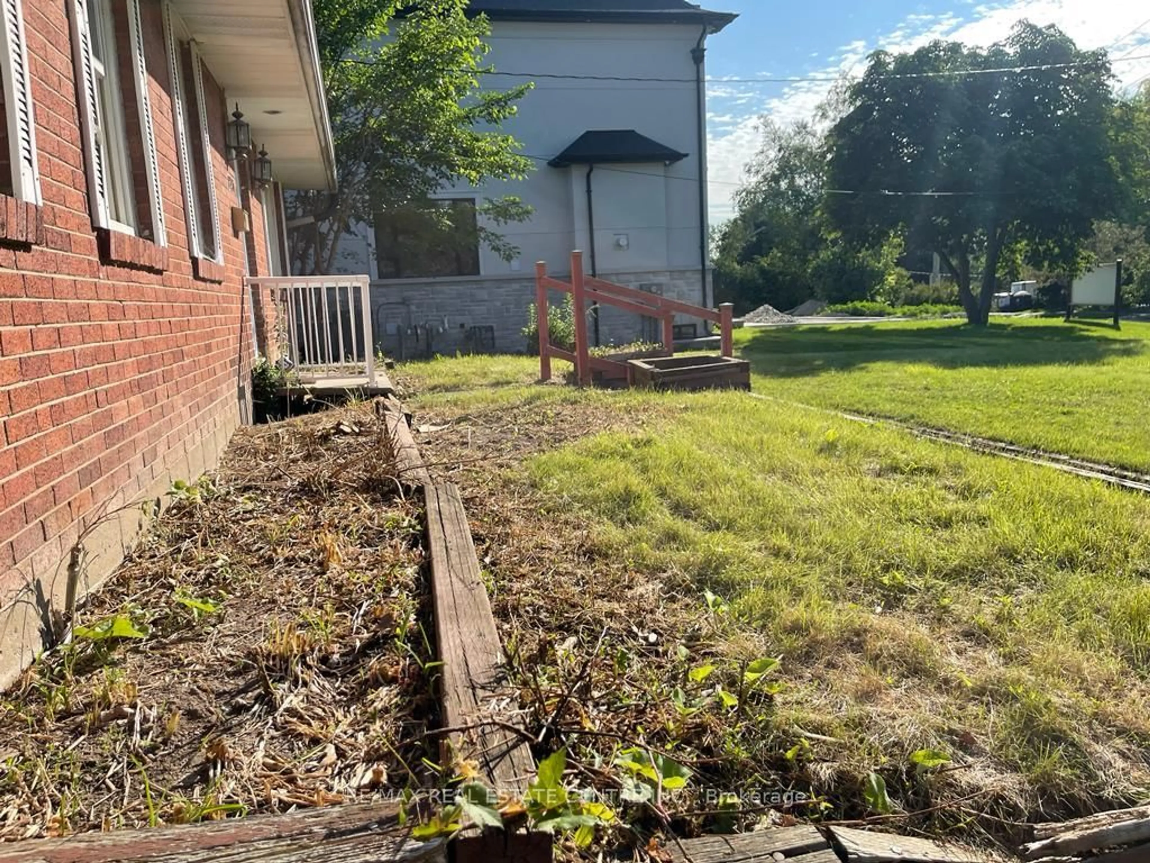 A pic from outside/outdoor area/front of a property/back of a property/a pic from drone, unknown for 2431 Thorn Lodge Dr, Mississauga Ontario L5K 1K8