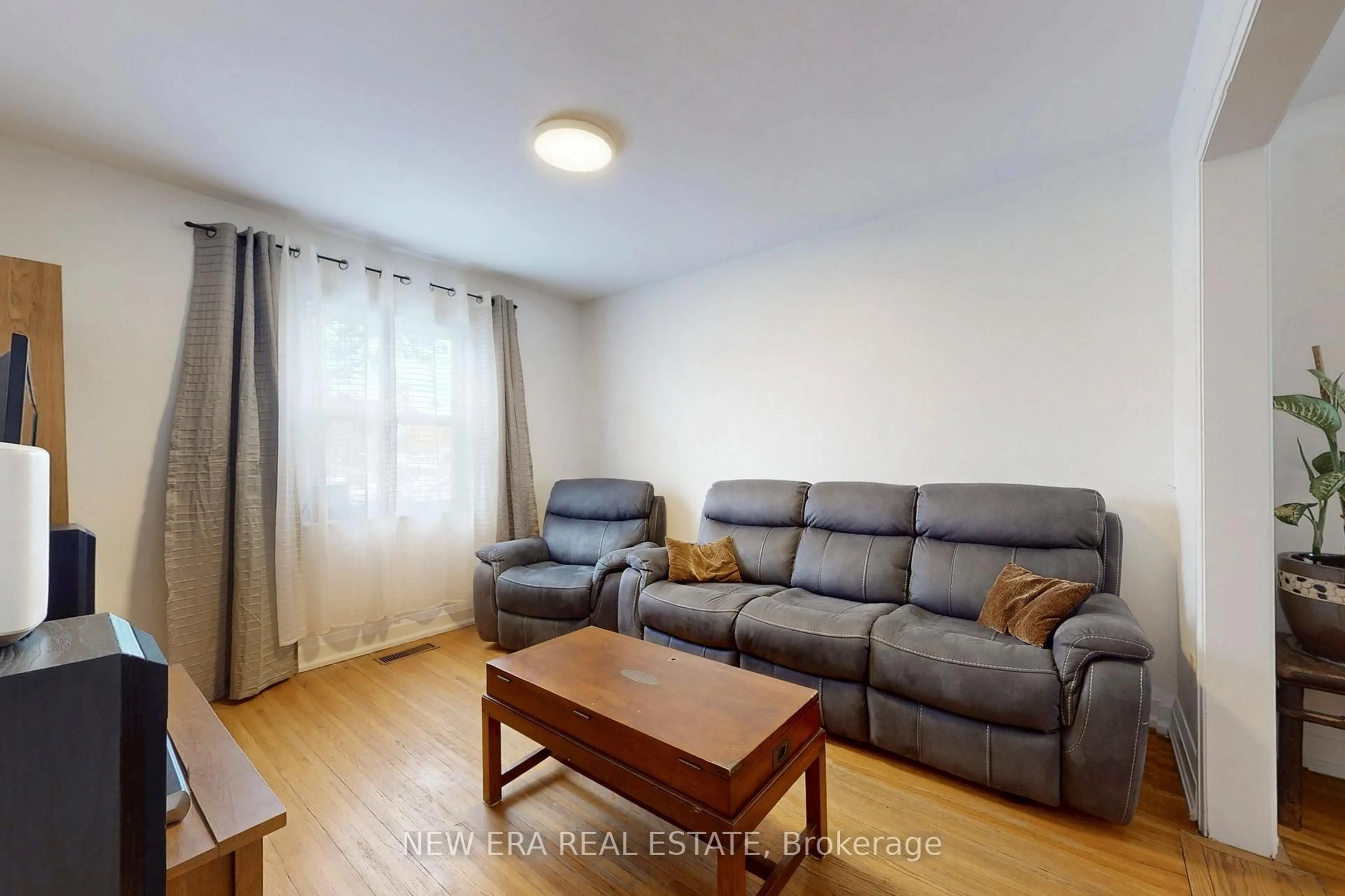 Living room with furniture, wood/laminate floor for 80 Renfield St, Toronto Ontario M6M 4V7