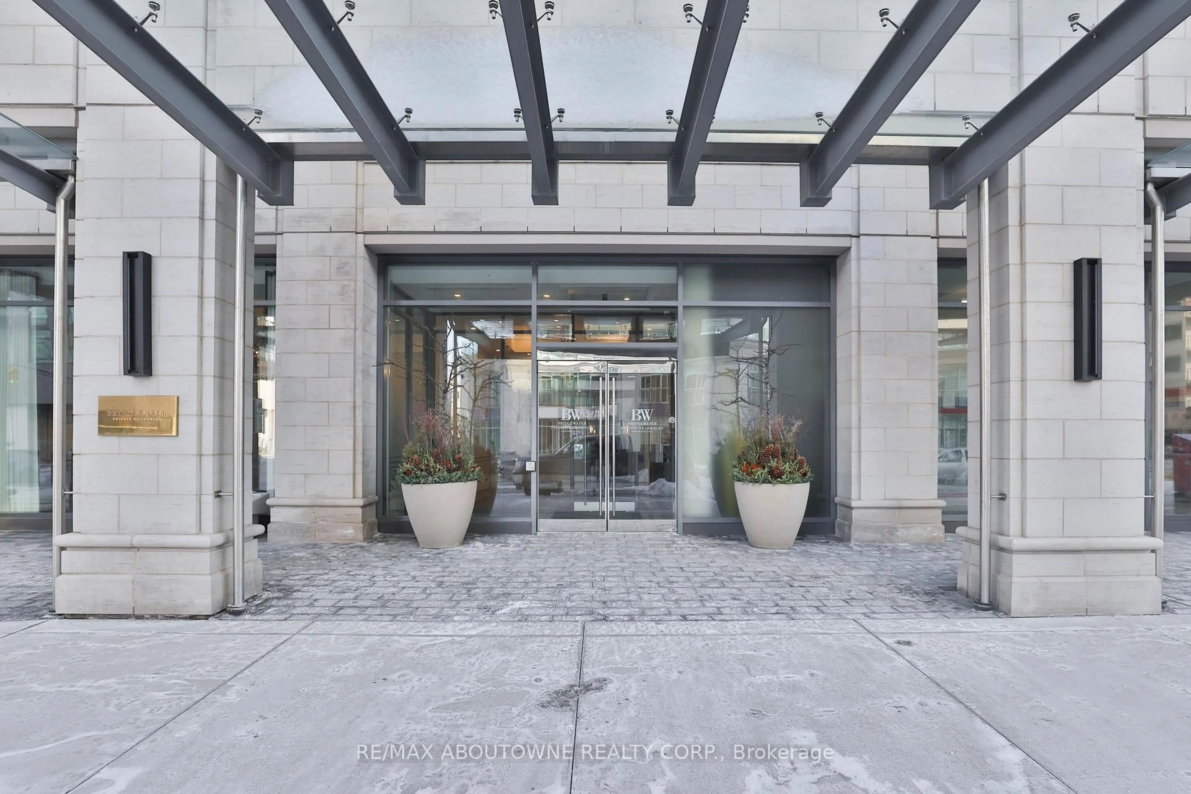 Indoor foyer for 2060 Lakeshore Rd #304, Burlington Ontario L7R 0G2