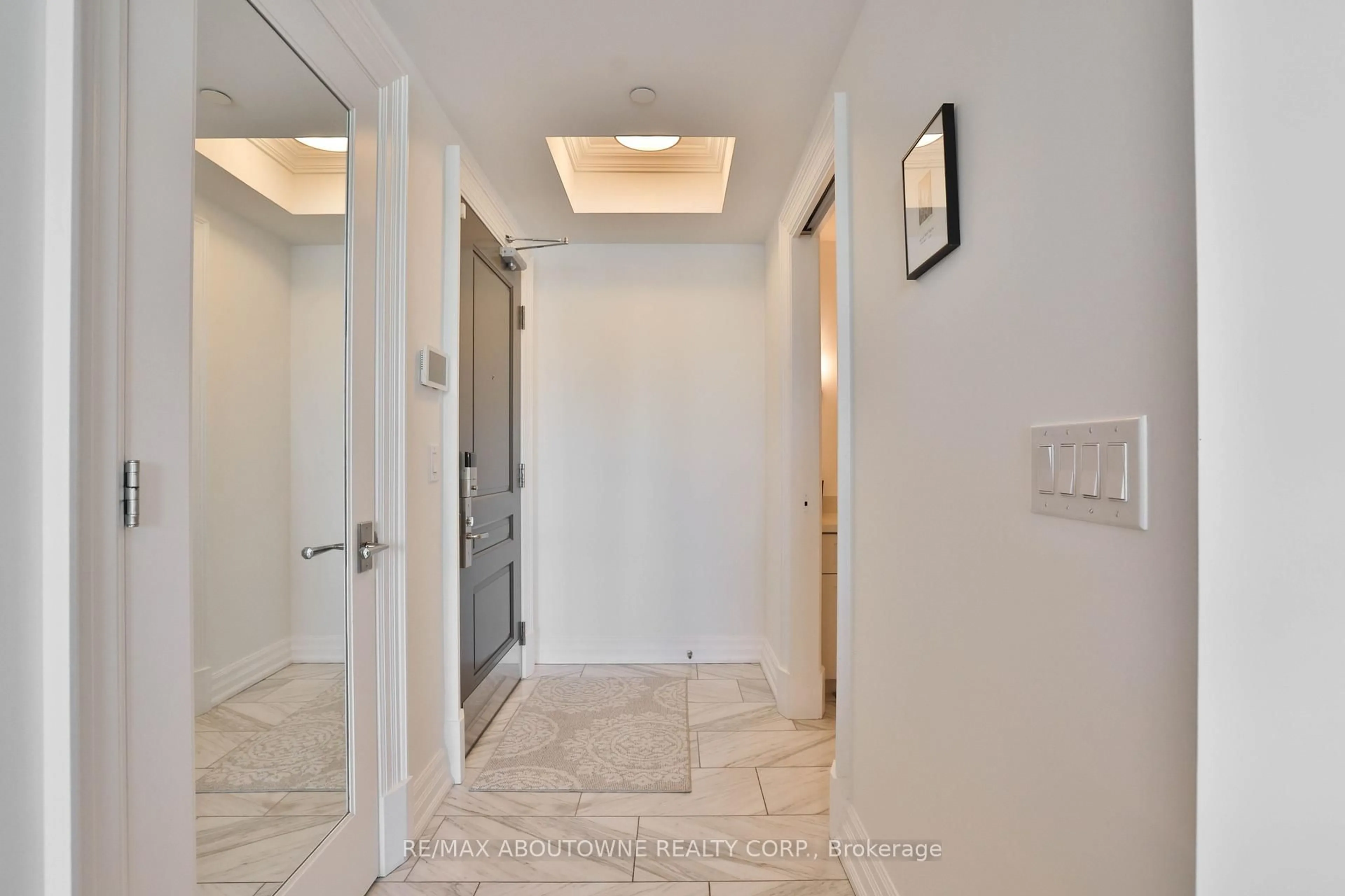 Indoor entryway for 2060 Lakeshore Rd #304, Burlington Ontario L7R 0G2