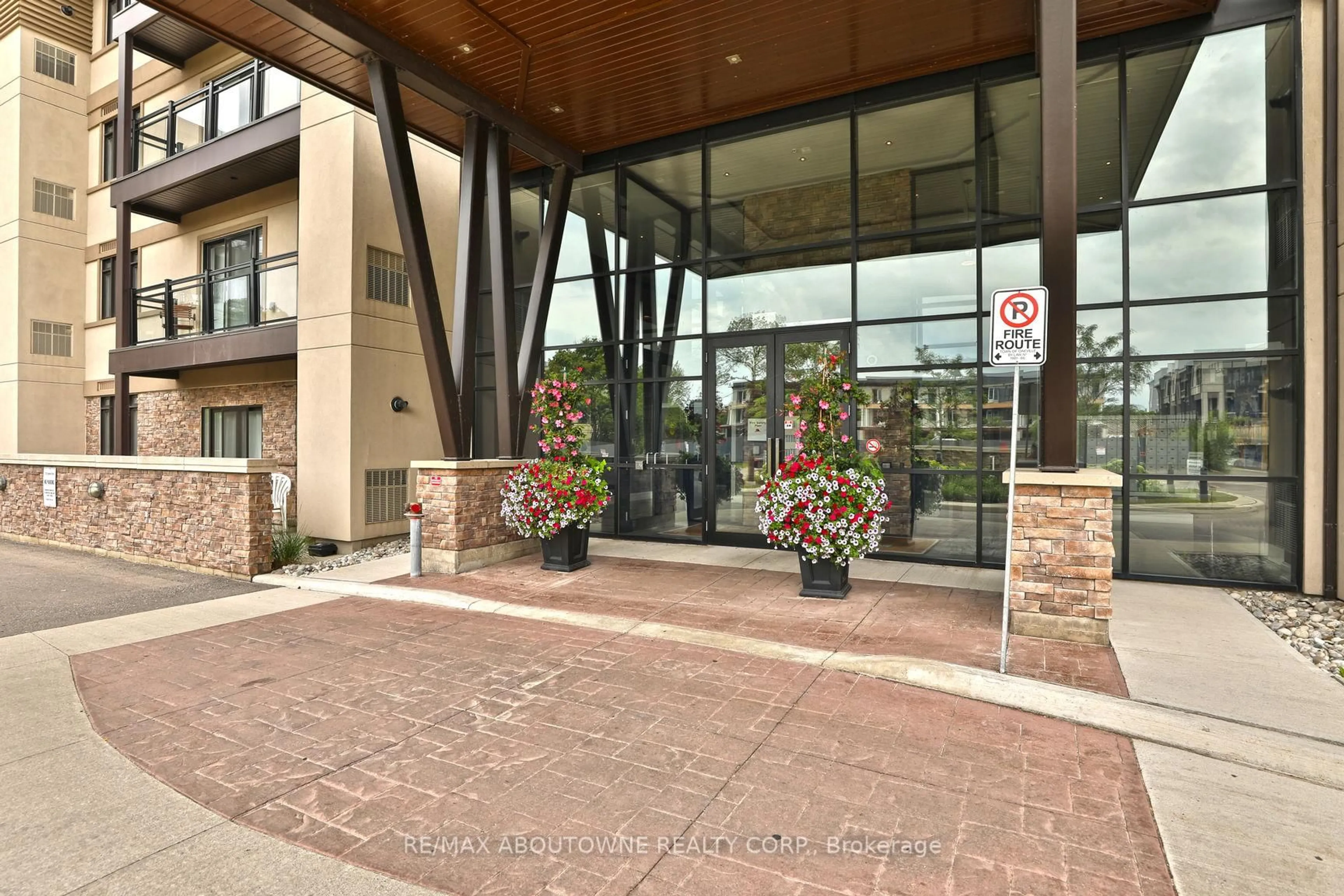 Indoor foyer for 128 Garden Dr #103, Oakville Ontario L6K 0H7