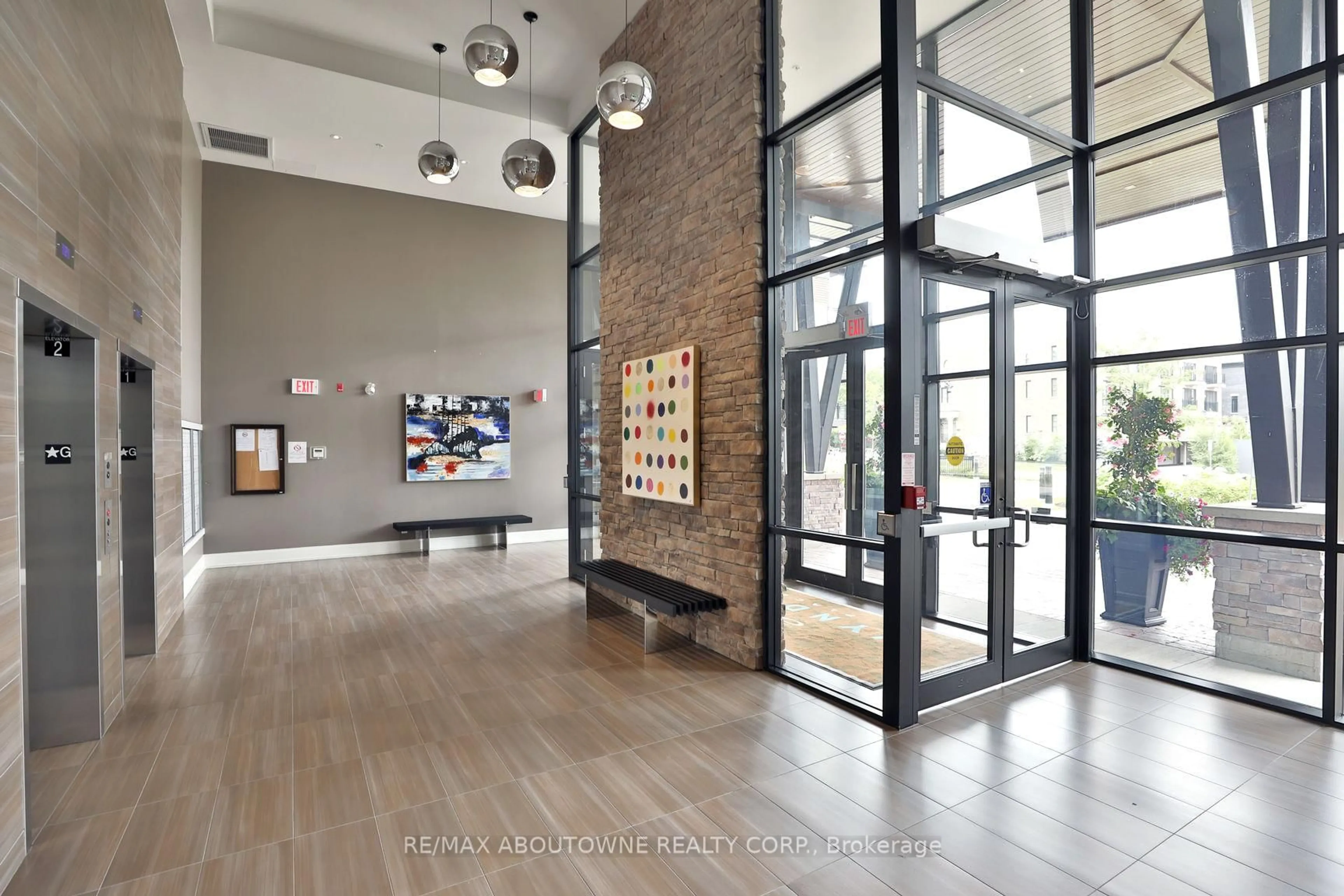 Indoor foyer for 128 Garden Dr #103, Oakville Ontario L6K 0H7