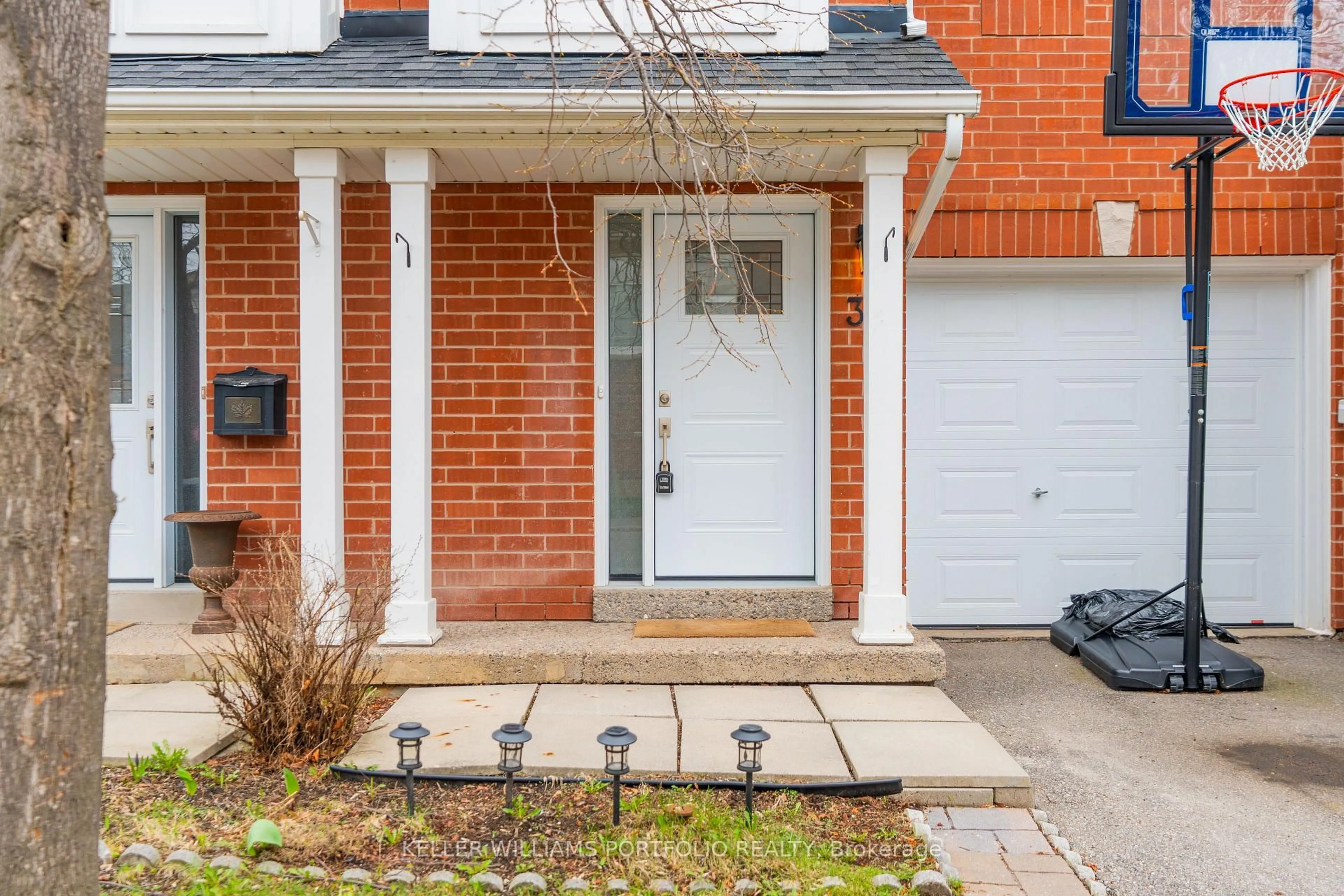 Home with brick exterior material, street for 1588 South Parade Crt #34, Mississauga Ontario L5M 6E7