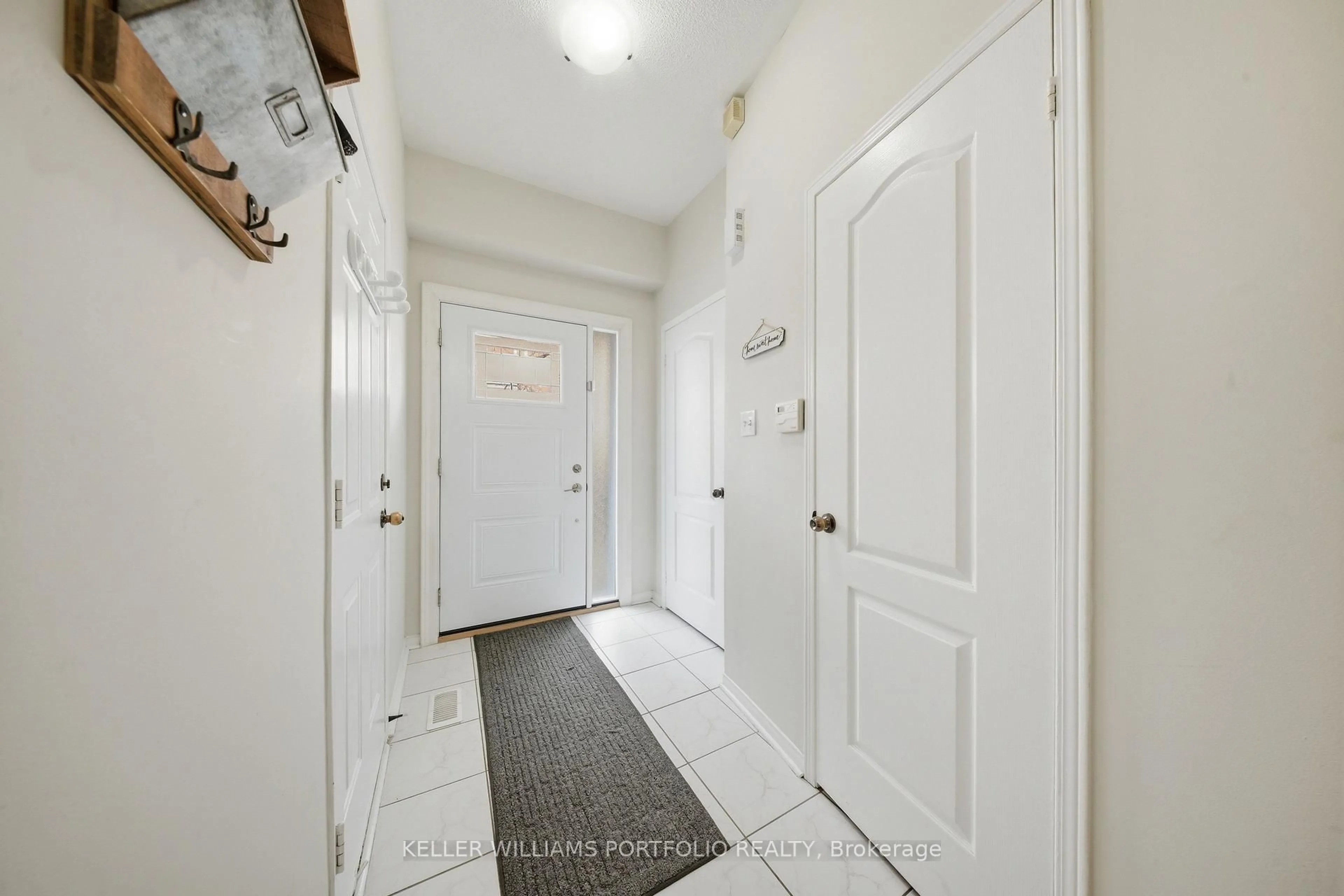 Indoor entryway for 1588 South Parade Crt #34, Mississauga Ontario L5M 6E7