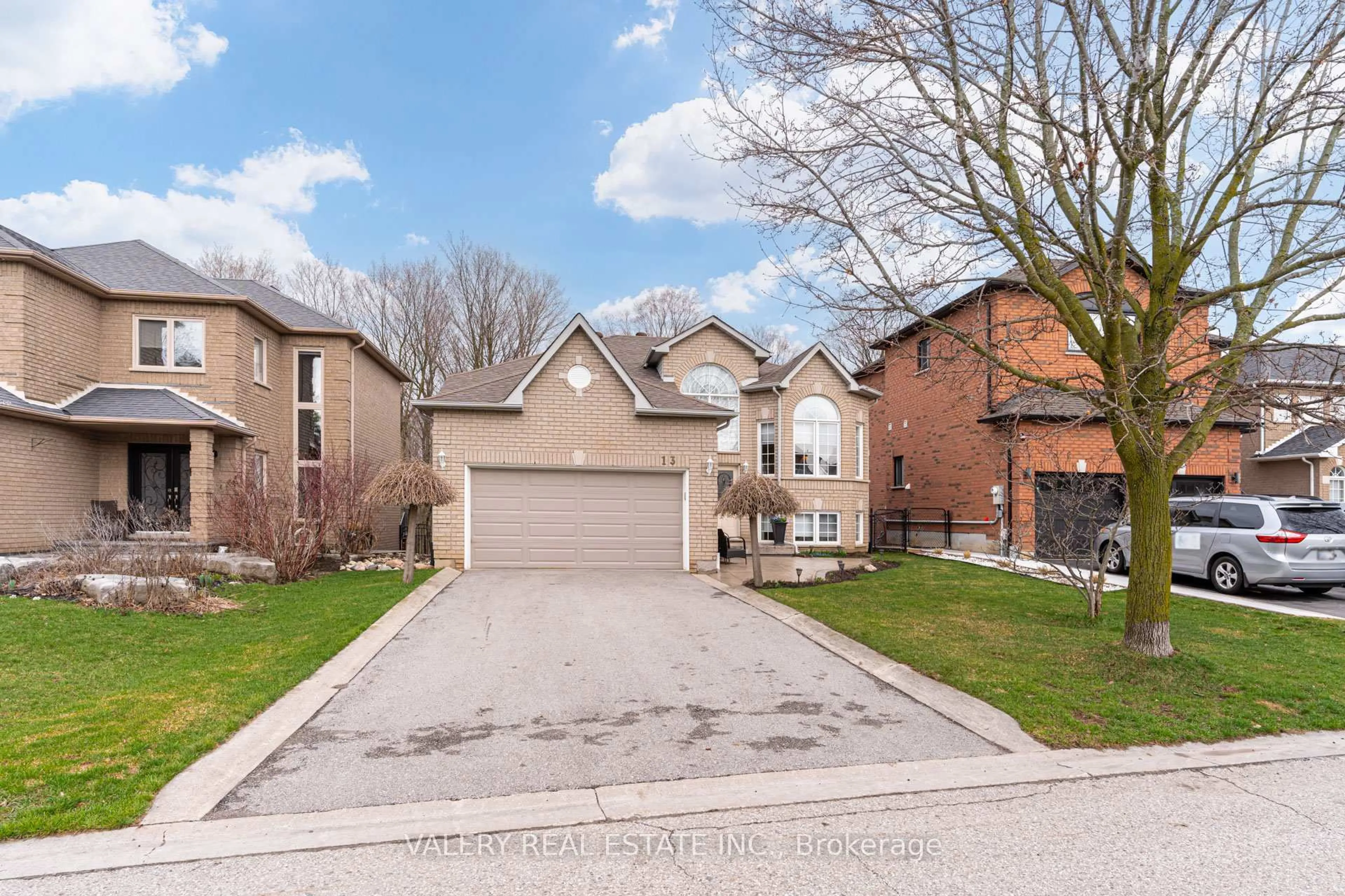A pic from outside/outdoor area/front of a property/back of a property/a pic from drone, street for 13 Blueberry Hill Crt, Caledon Ontario L7E 1S3