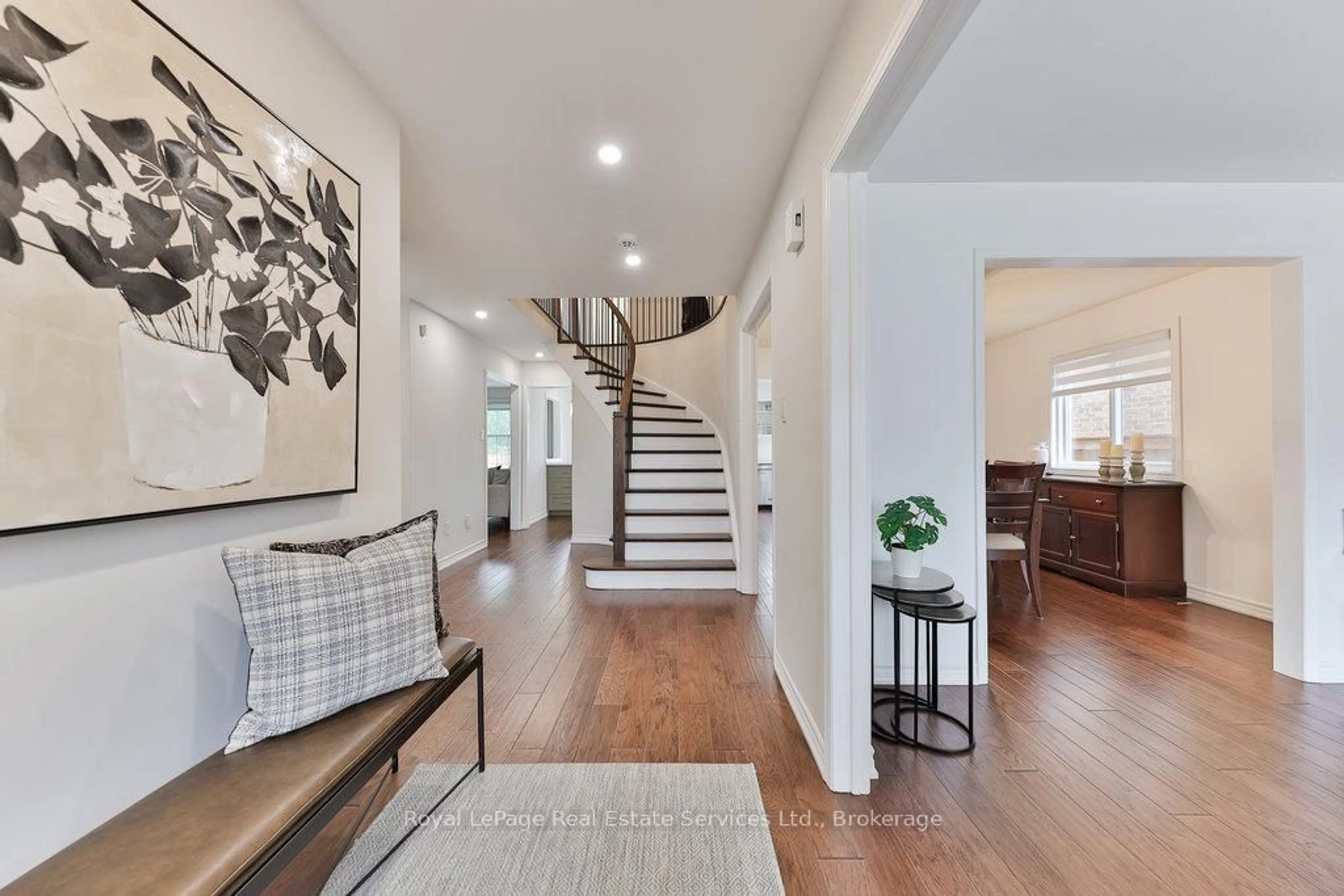 Indoor entryway for 1531 Stoneybrook Tr, Oakville Ontario L6M 2R4