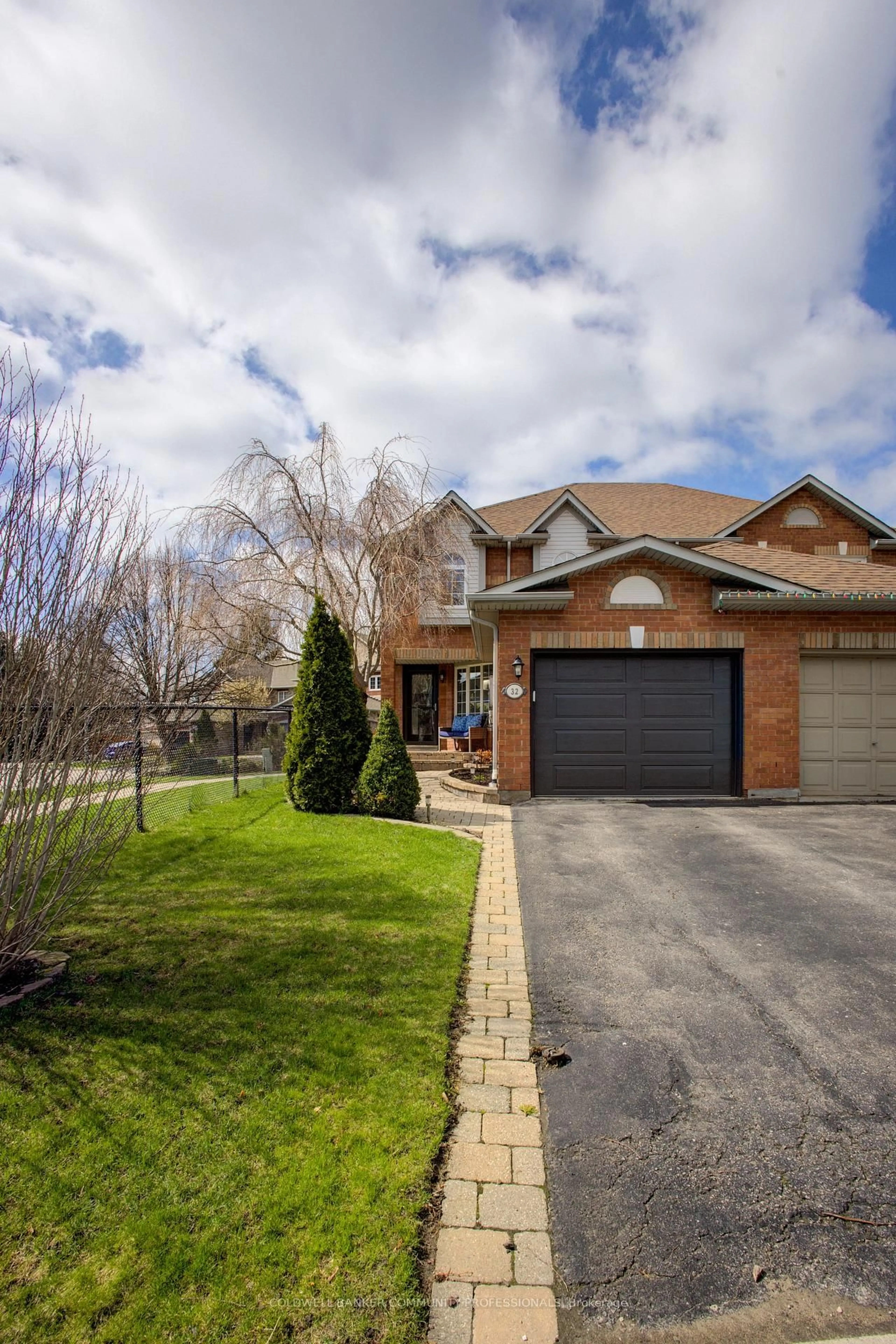 Home with brick exterior material, street for 32 Mcclure Crt, Halton Hills Ontario L7G 5X6