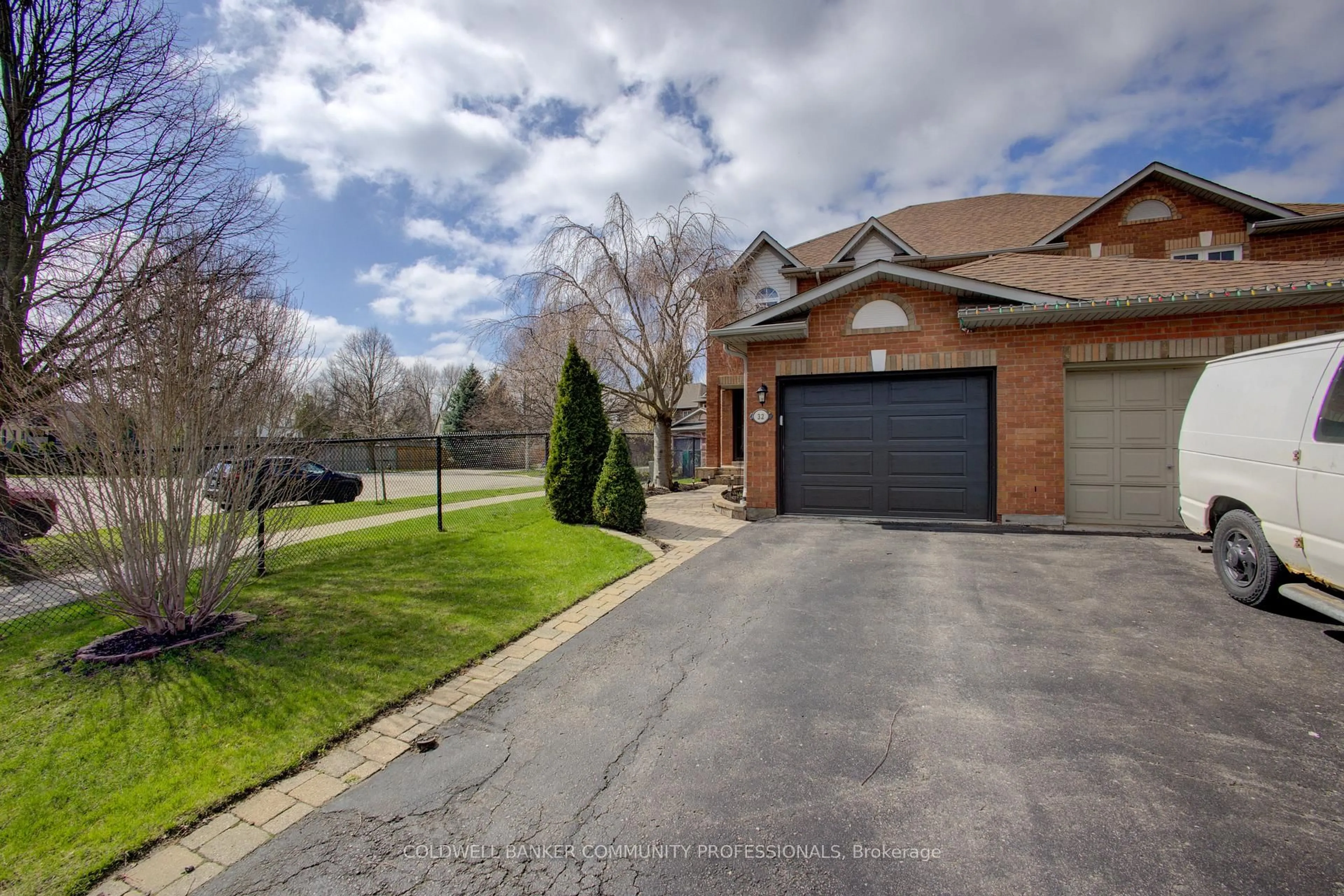 A pic from outside/outdoor area/front of a property/back of a property/a pic from drone, street for 32 Mcclure Crt, Halton Hills Ontario L7G 5X6