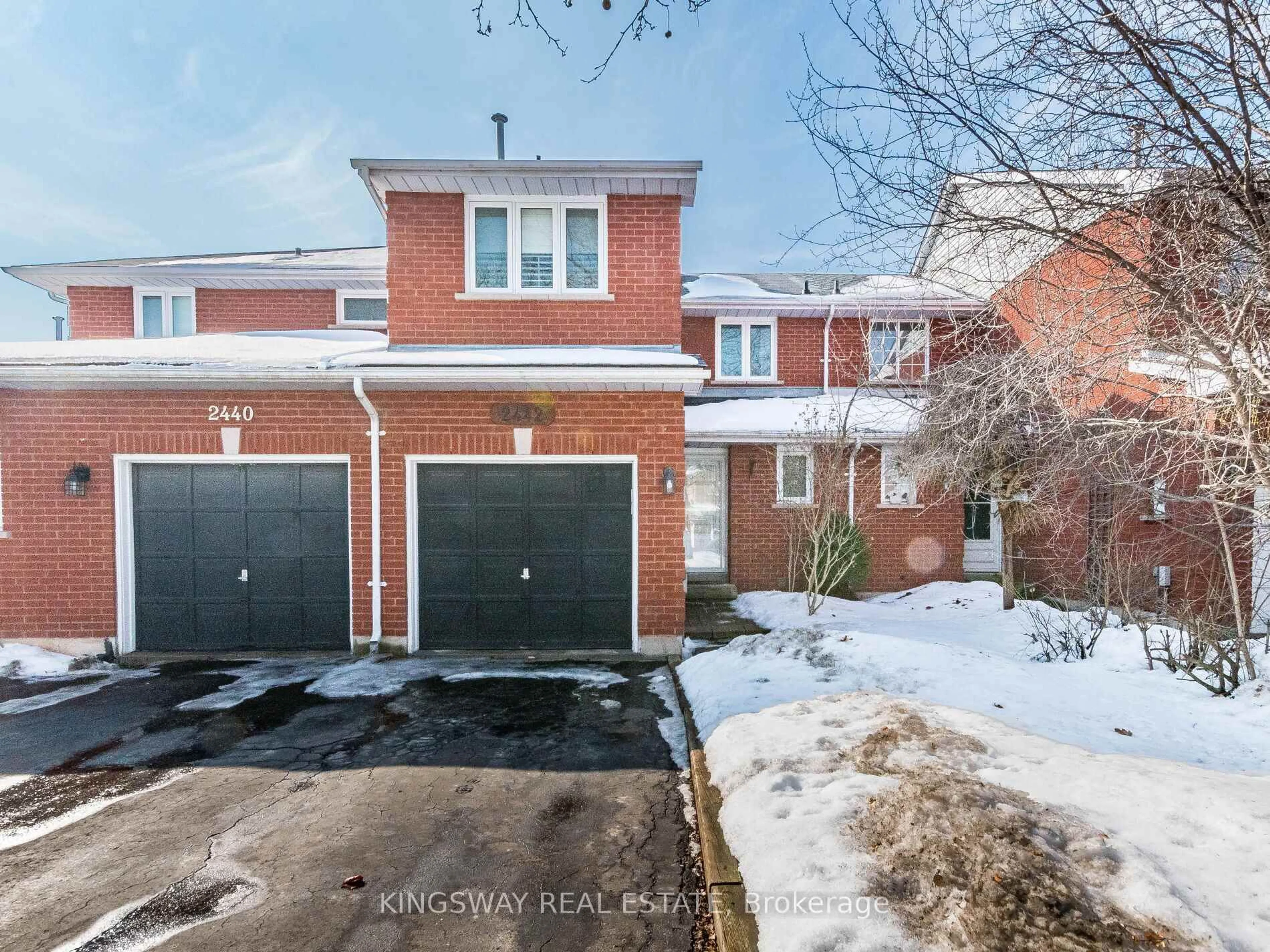 A pic from outside/outdoor area/front of a property/back of a property/a pic from drone, street for 2442 Stefi Tr, Oakville Ontario L6H 5Y4