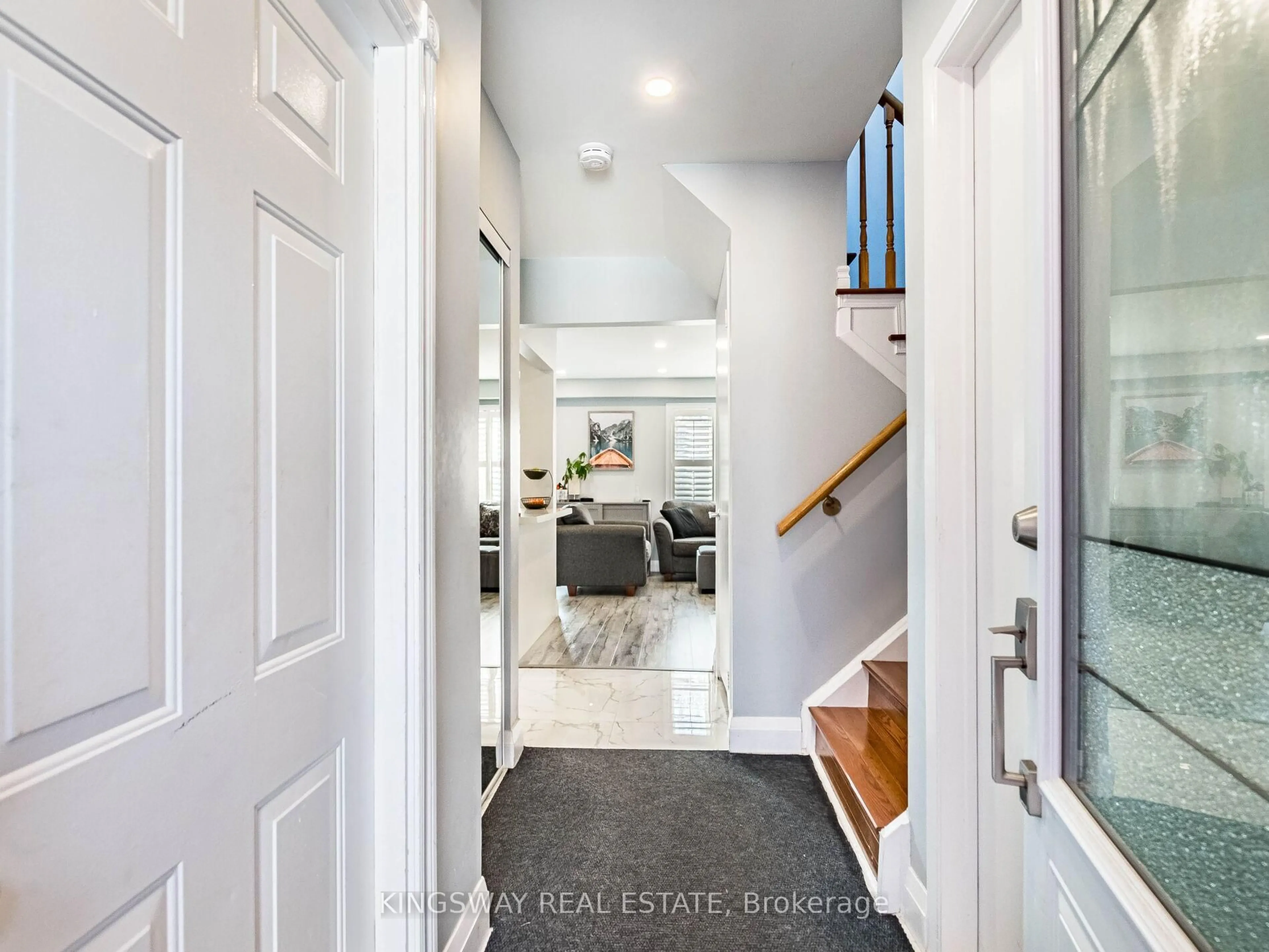 Indoor entryway for 2442 Stefi Tr, Oakville Ontario L6H 5Y4