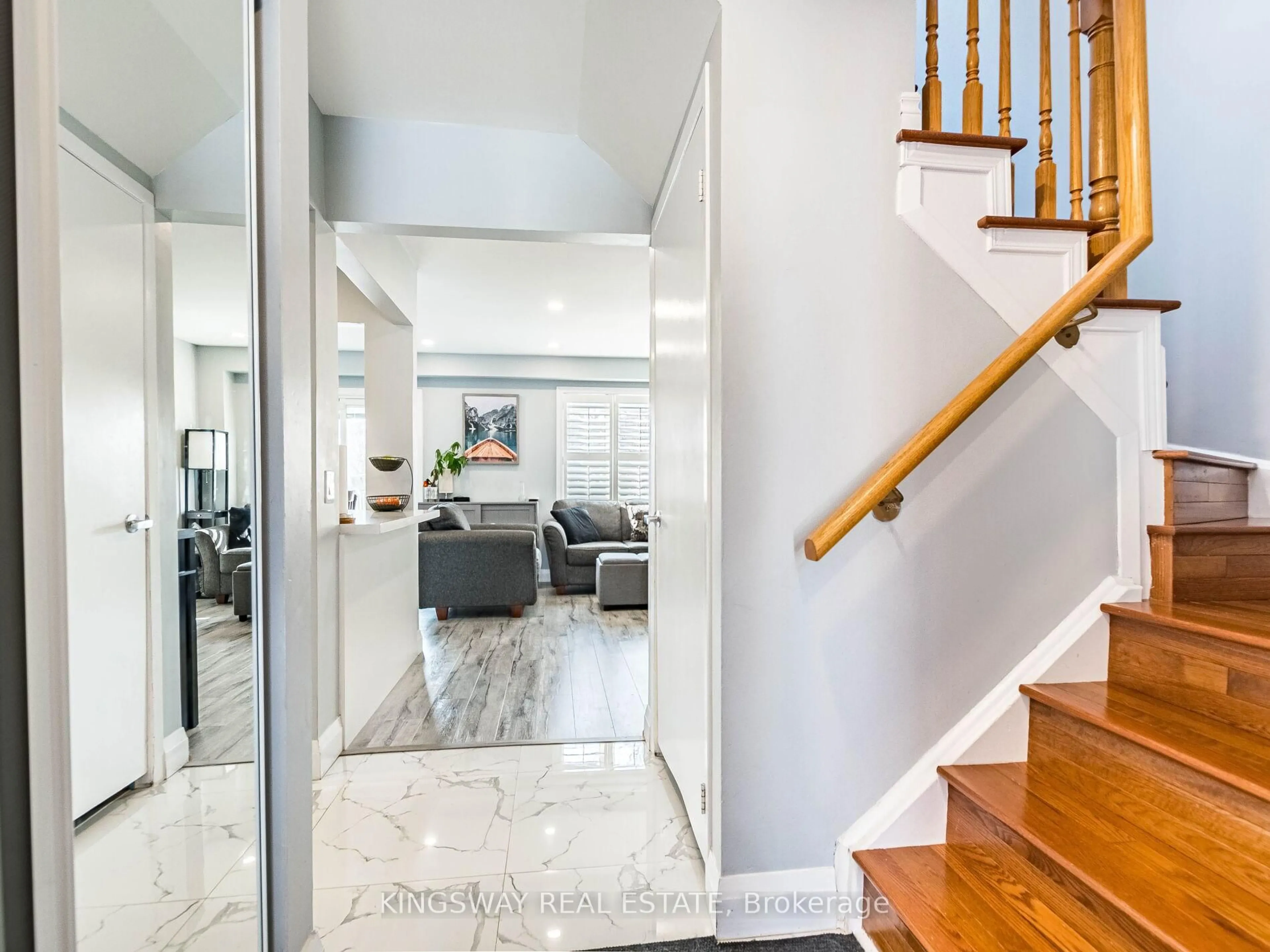 Indoor entryway for 2442 Stefi Tr, Oakville Ontario L6H 5Y4