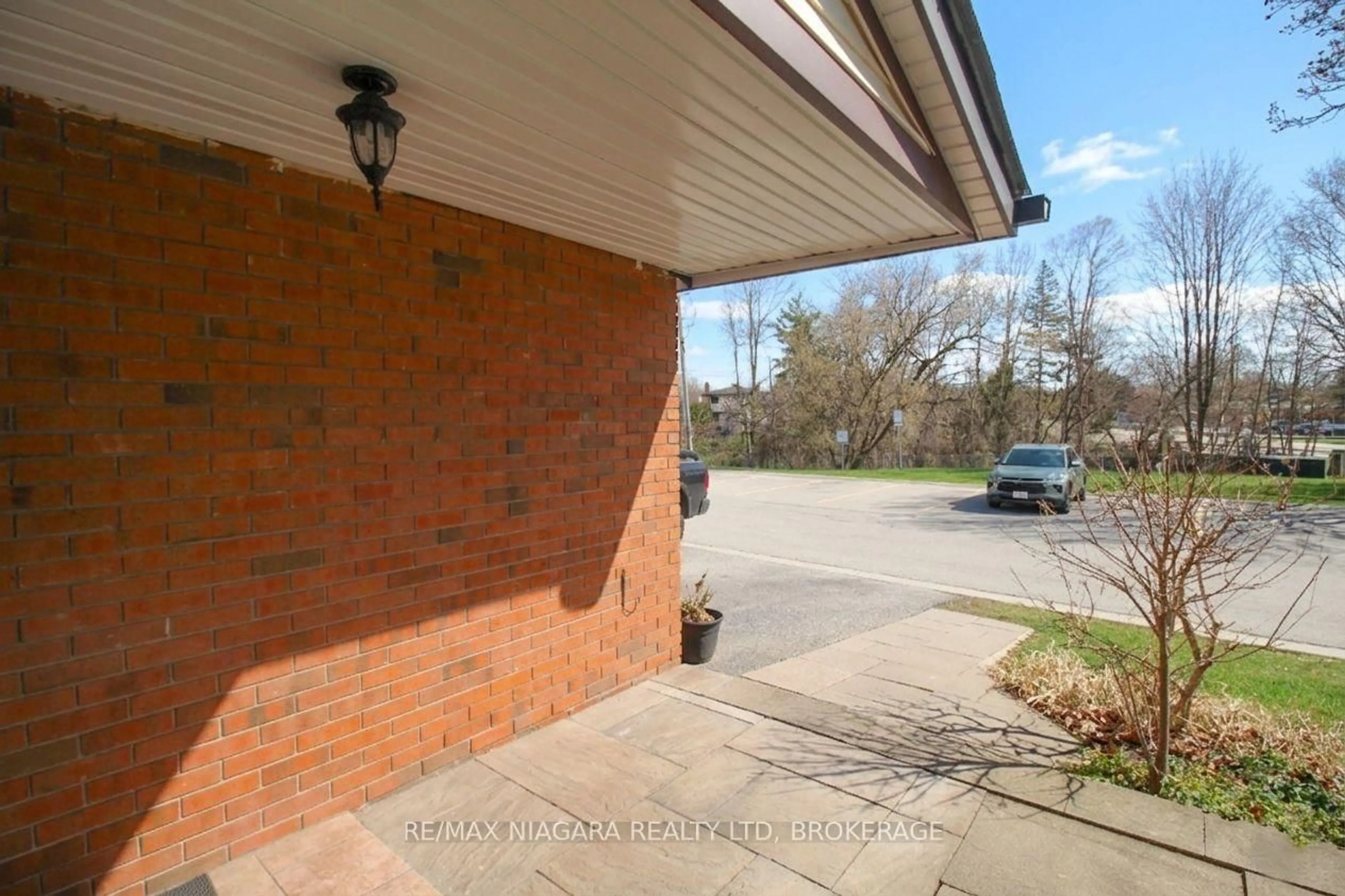 A pic from outside/outdoor area/front of a property/back of a property/a pic from drone, street for 5095 Pinedale Ave #106, Burlington Ontario L7L 5K3