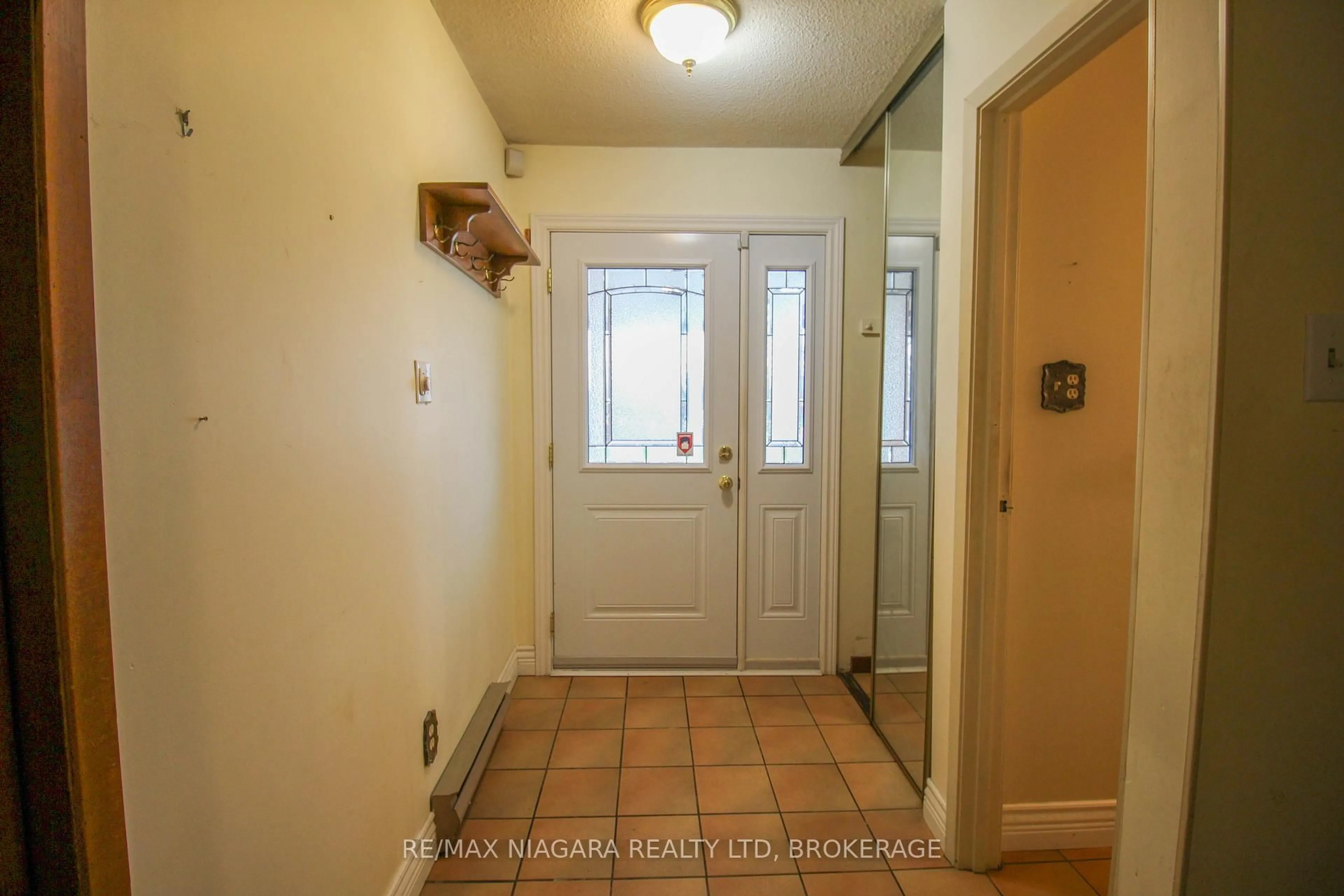 Indoor entryway for 5095 Pinedale Ave #106, Burlington Ontario L7L 5K3
